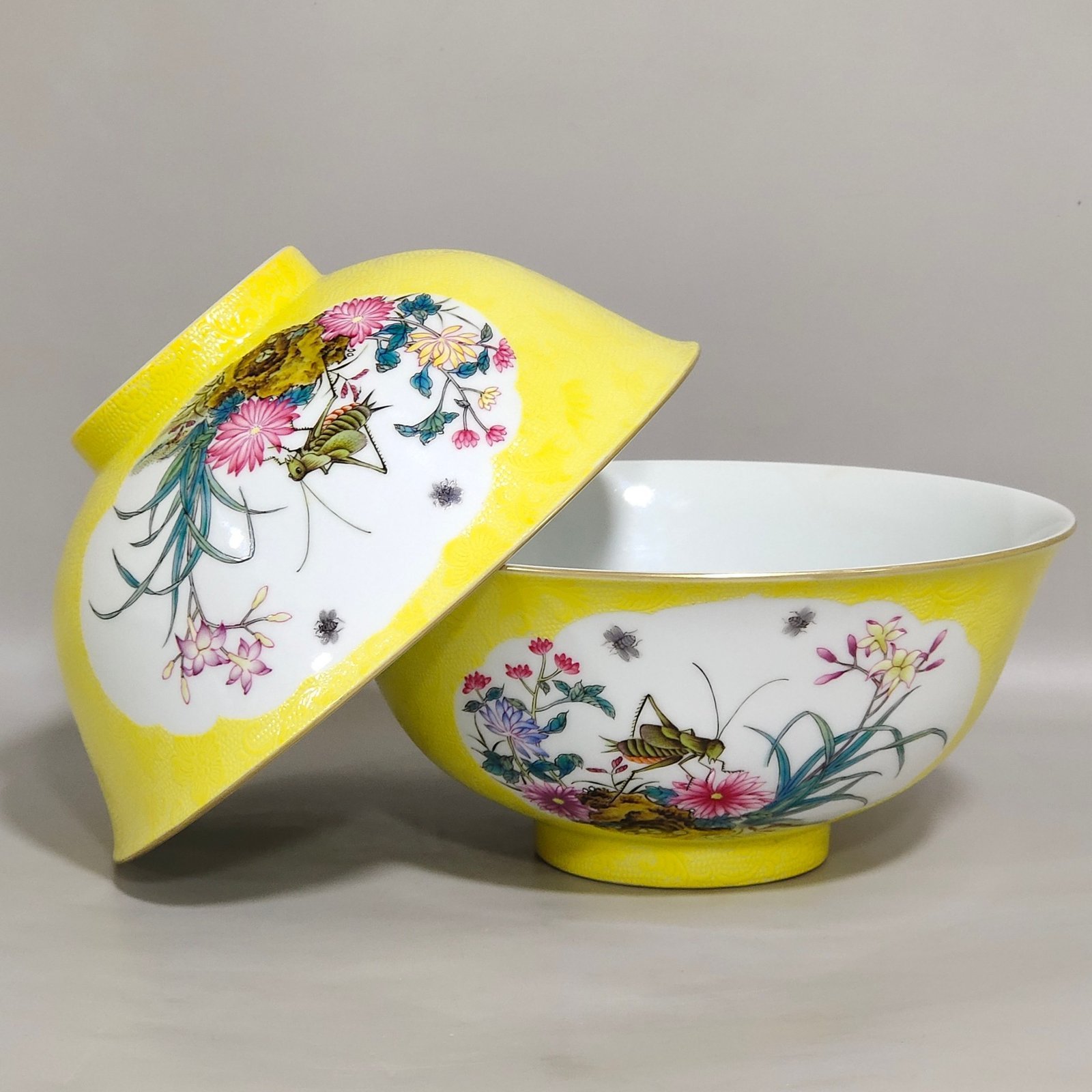 Qing Dynasty Yongzheng lemon yellow glaze grilled flower window flower insect bowl