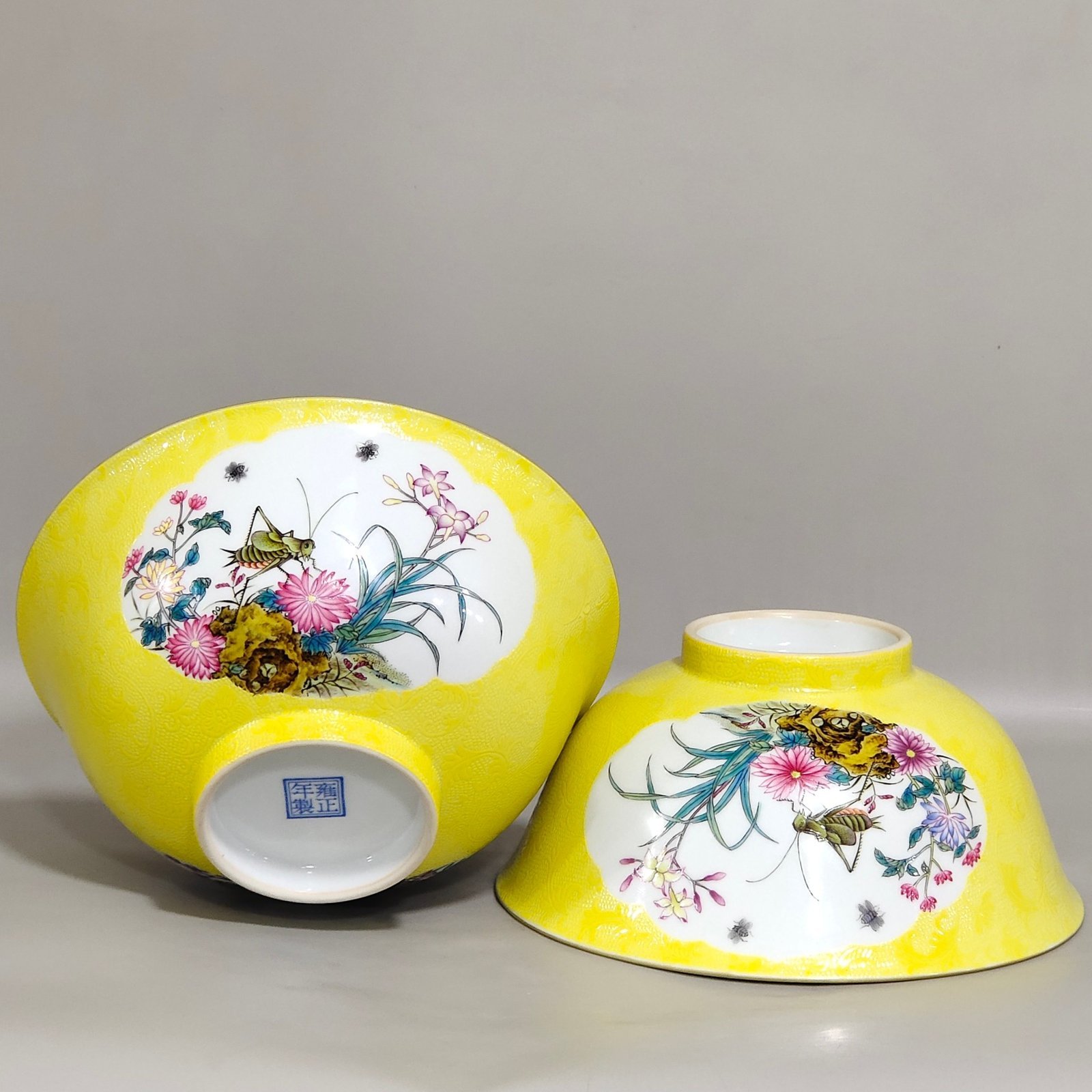 Qing Dynasty Yongzheng lemon yellow glaze grilled flower window flower insect bowl
