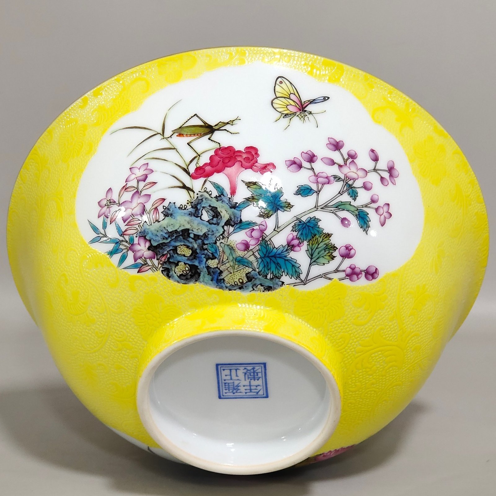 Qing Dynasty Yongzheng lemon yellow glaze grilled flower window flower insect bowl