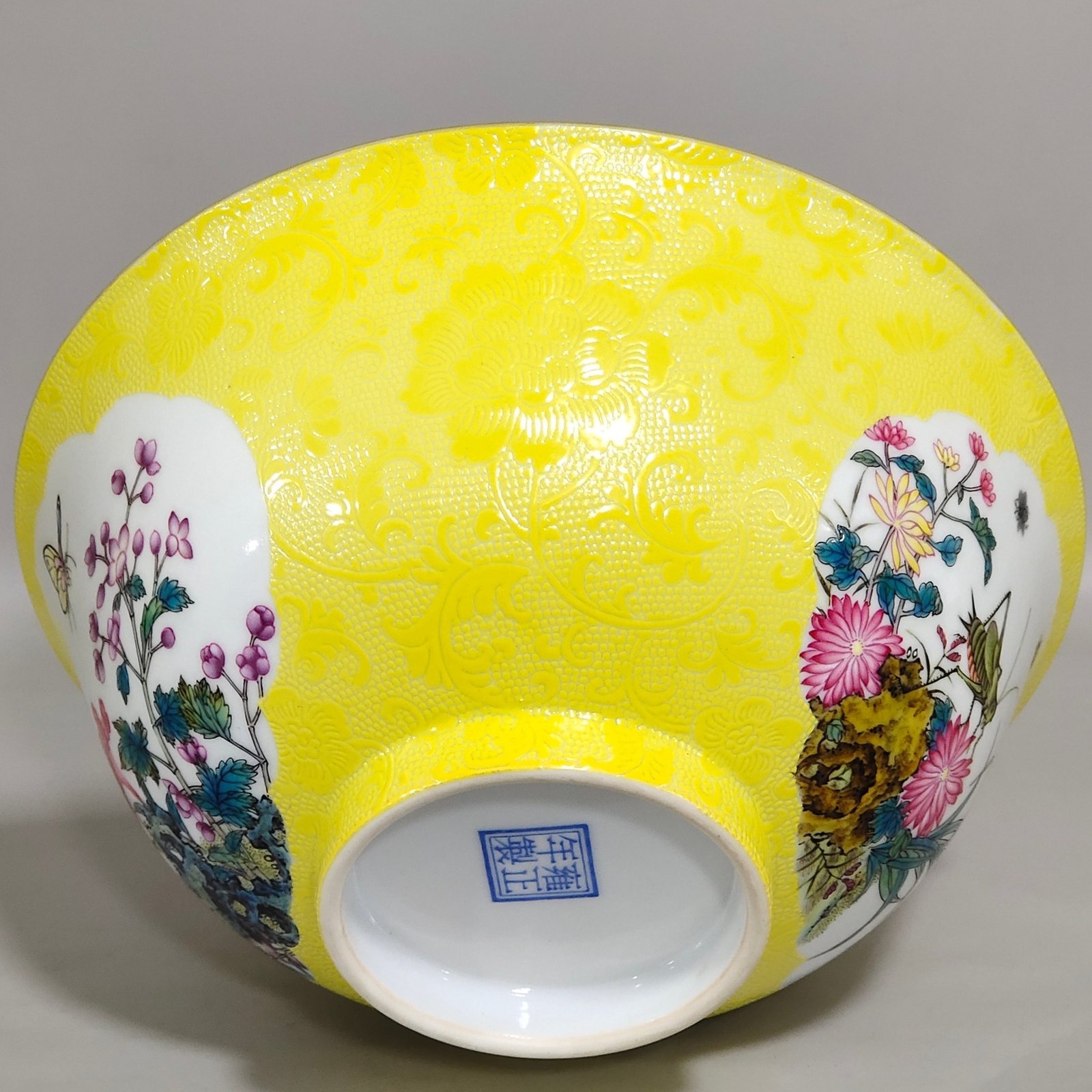 Qing Dynasty Yongzheng lemon yellow glaze grilled flower window flower insect bowl