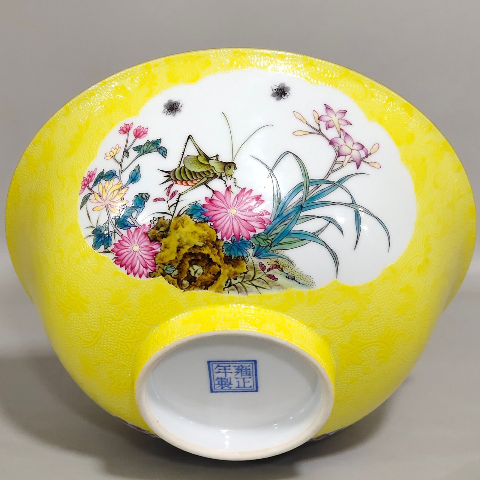 Qing Dynasty Yongzheng lemon yellow glaze grilled flower window flower insect bowl