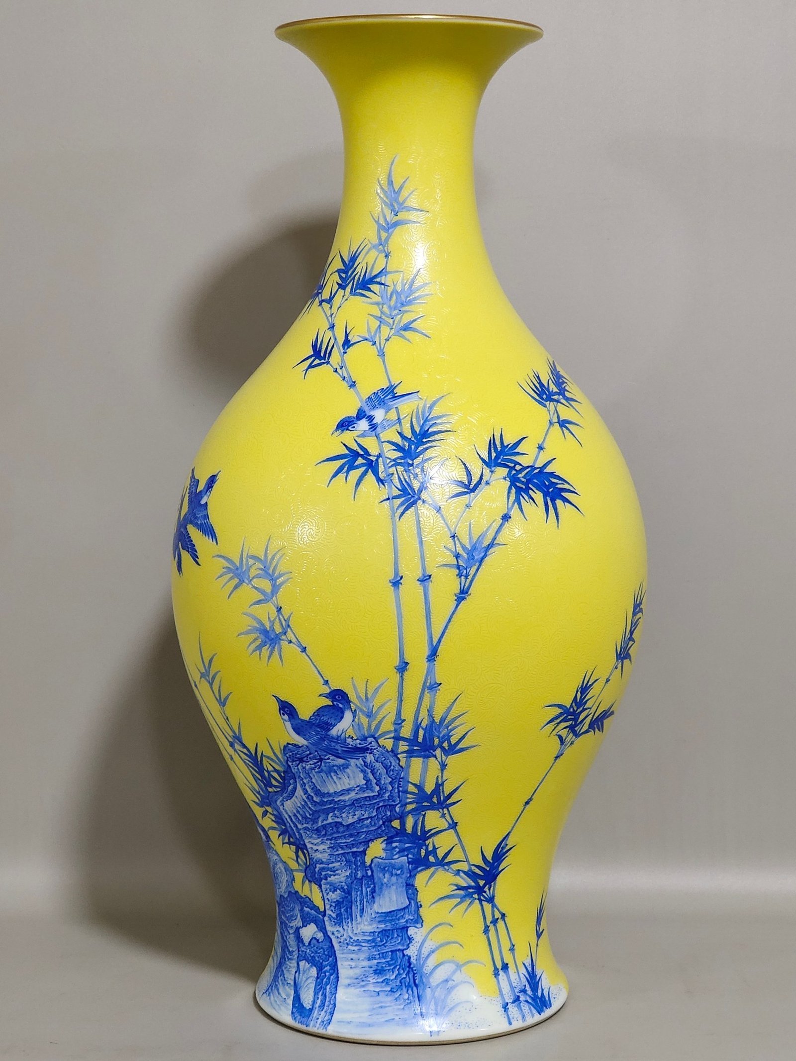 Qing Dynasty Yongzheng lemon yellow glaze peeled blue material green bamboo sparrow poem olive vase