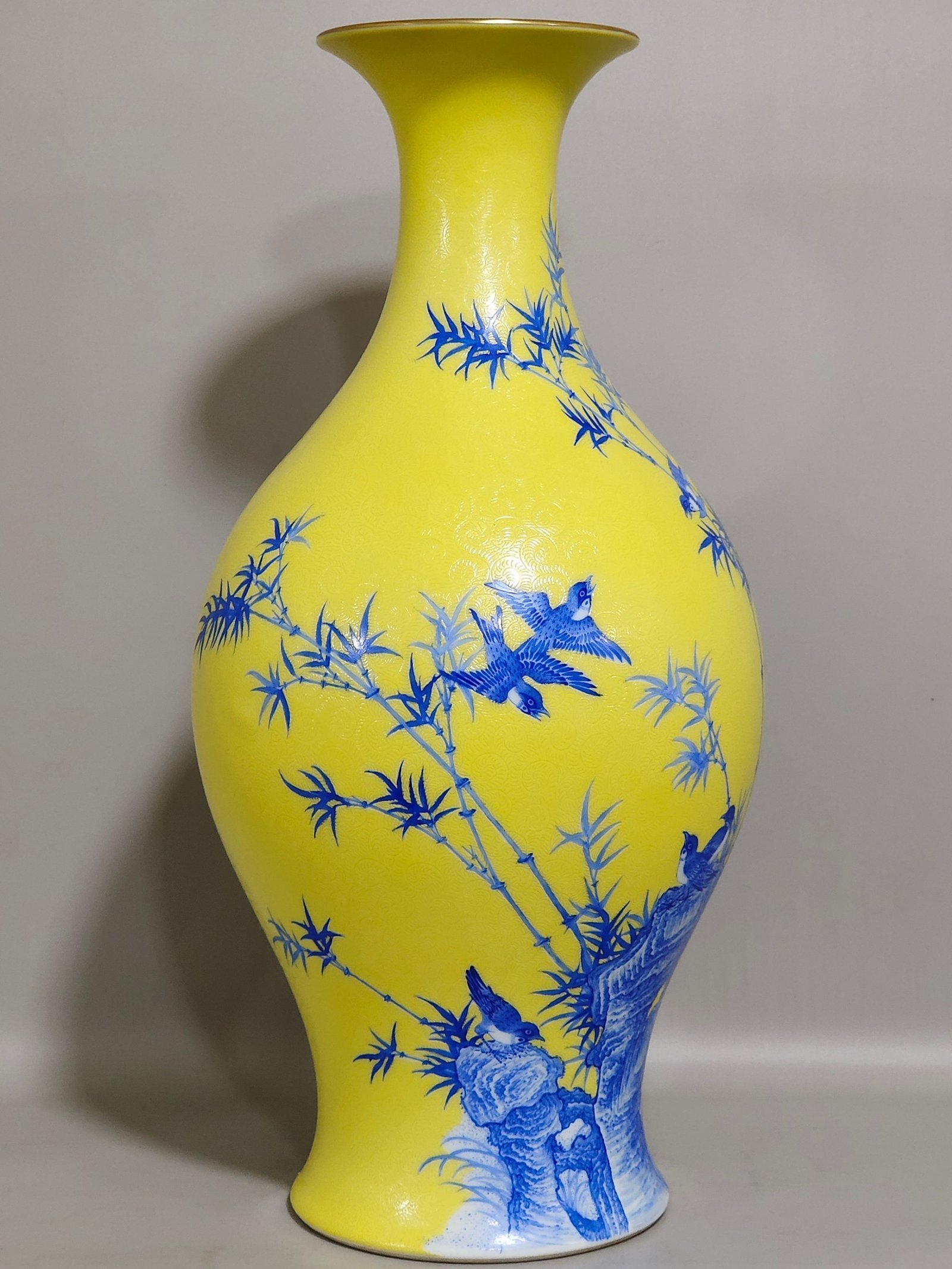 Qing Dynasty Yongzheng lemon yellow glaze peeled blue material green bamboo sparrow poem olive vase