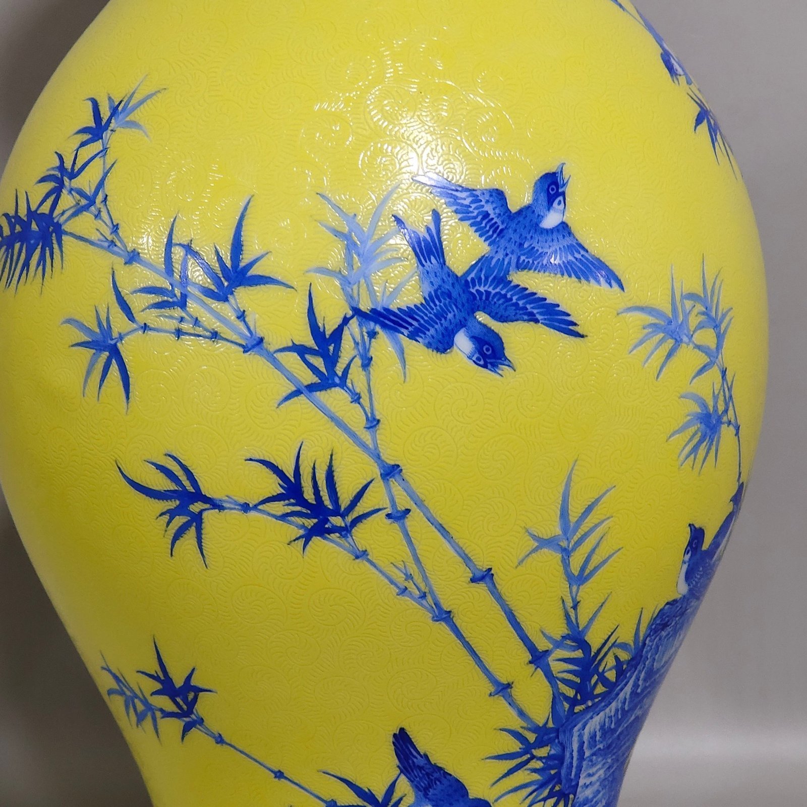 Qing Dynasty Yongzheng lemon yellow glaze peeled blue material green bamboo sparrow poem olive vase