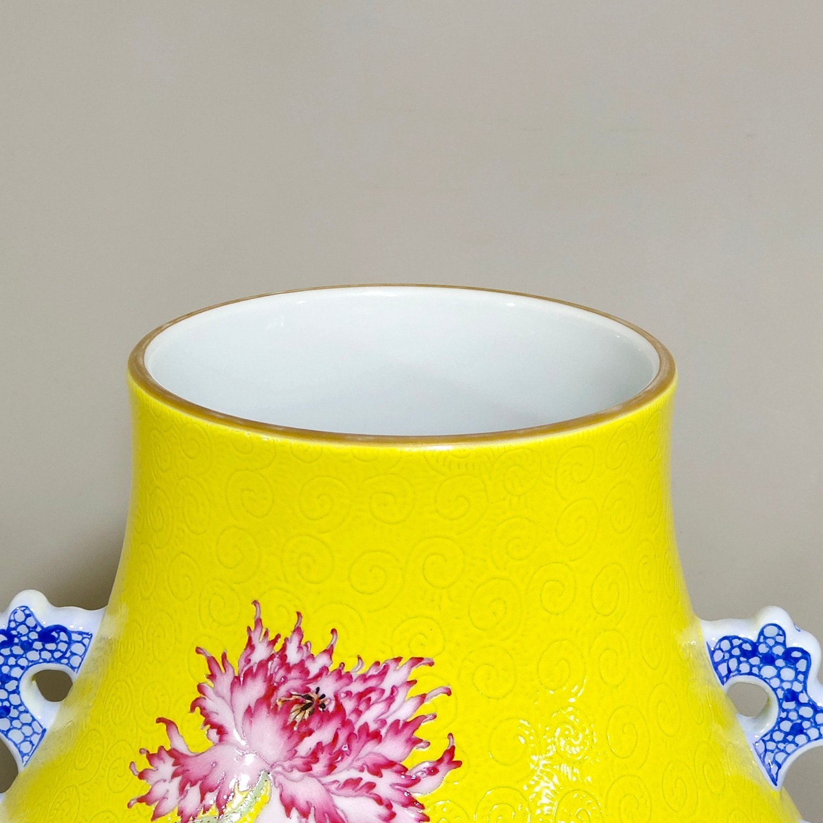 Qing Dynasty Yongzheng lemon yellow glaze poppy poppy Buddha barrel statue