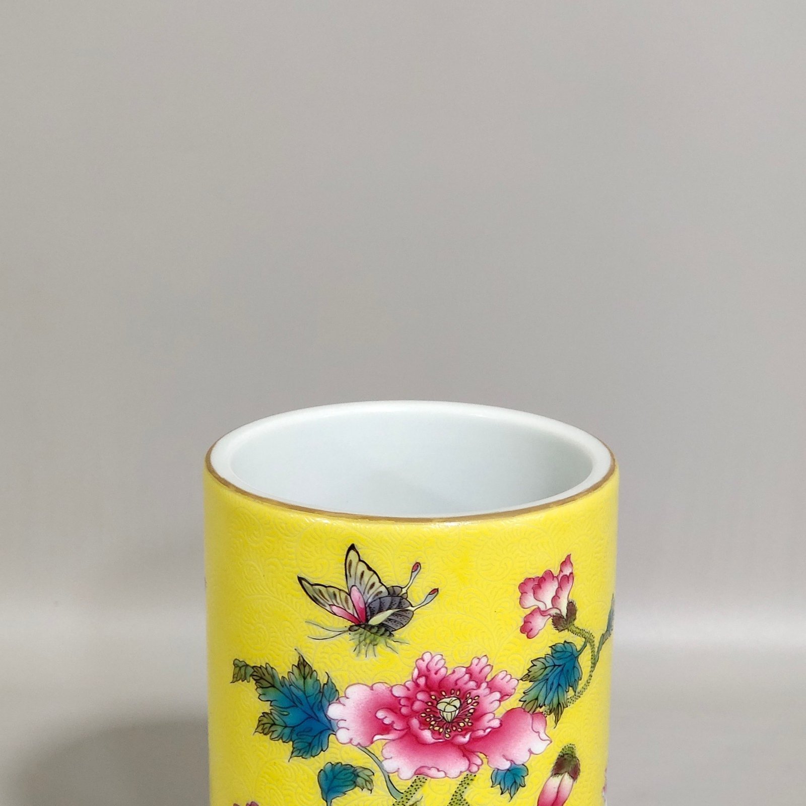 Qing Dynasty Yongzheng lemon yellow glaze poppy poppy poem pen holder