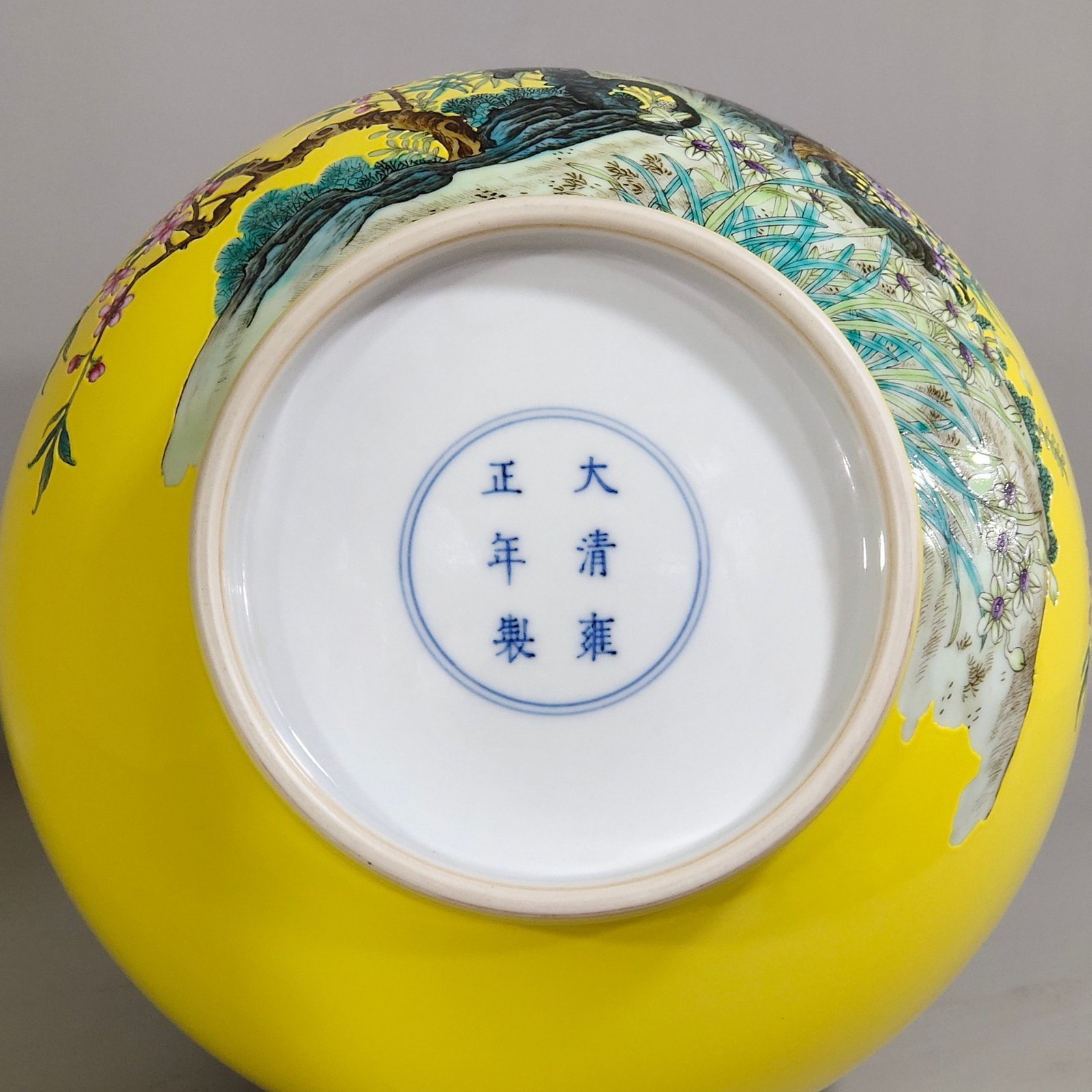 Qing Dynasty Yongzheng lemon yellow glazed willow swallow elephant ear vase