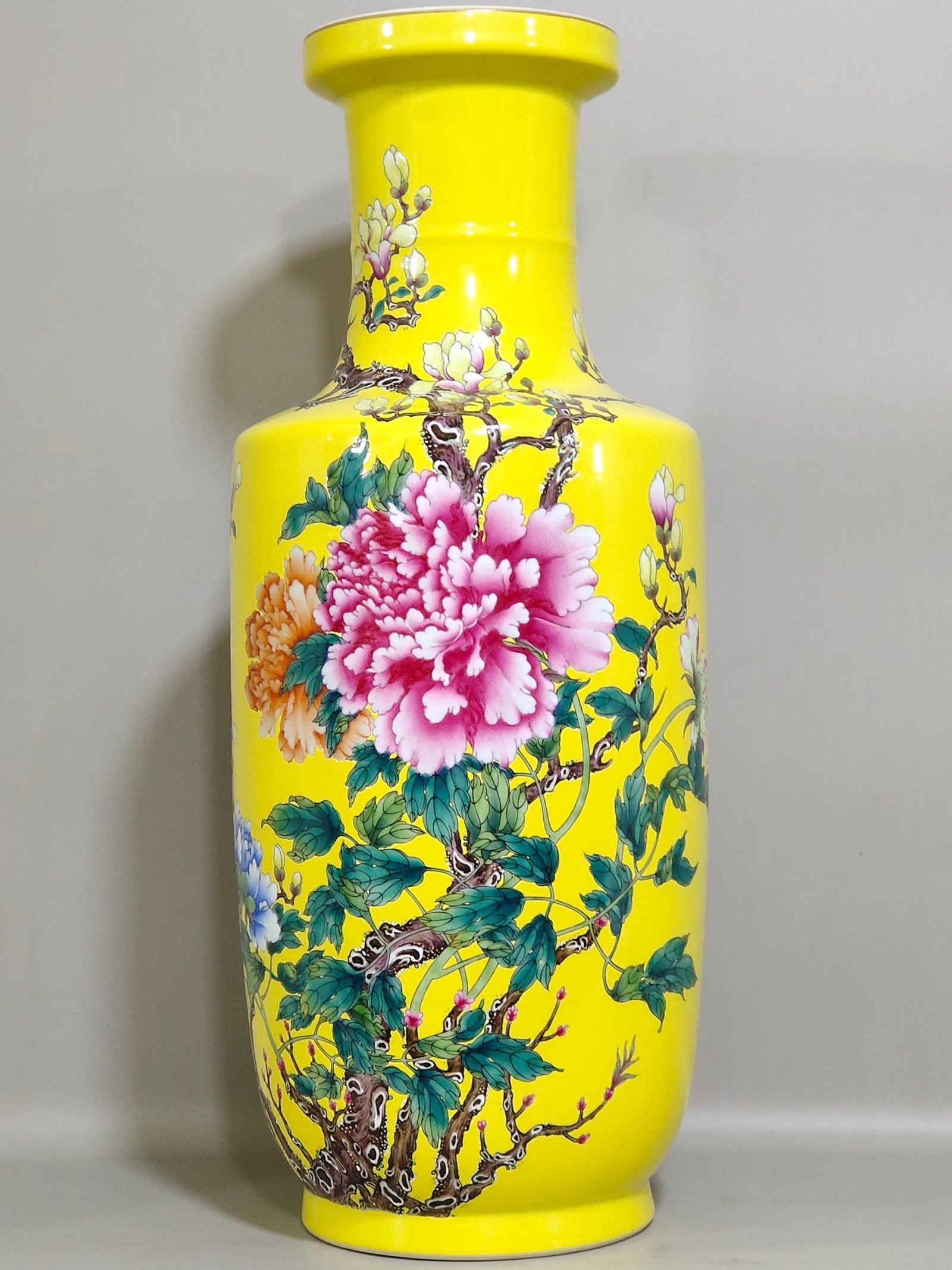 Qing Dynasty Yongzheng lemon yellow glaze peony vase