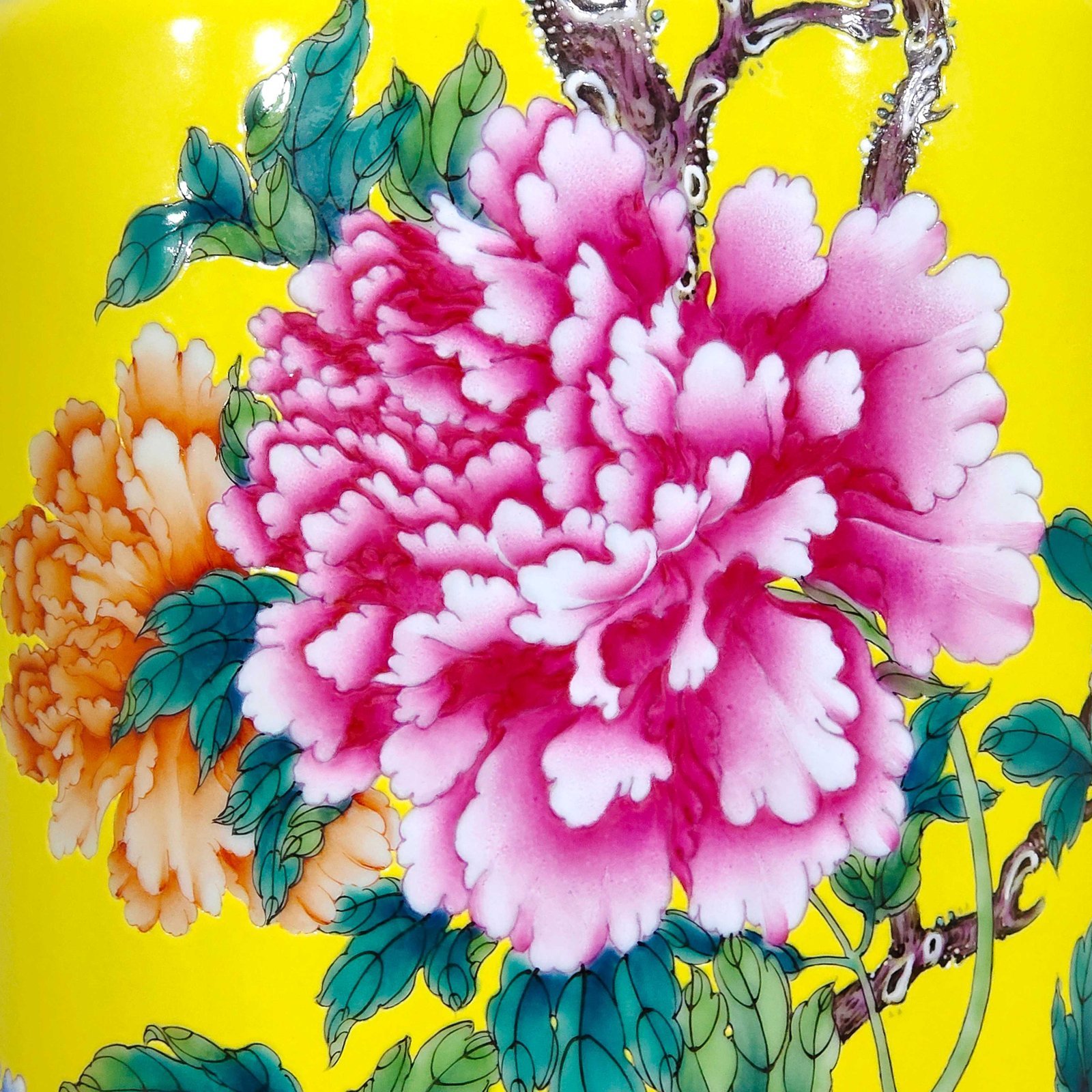 Qing Dynasty Yongzheng lemon yellow glaze peony vase