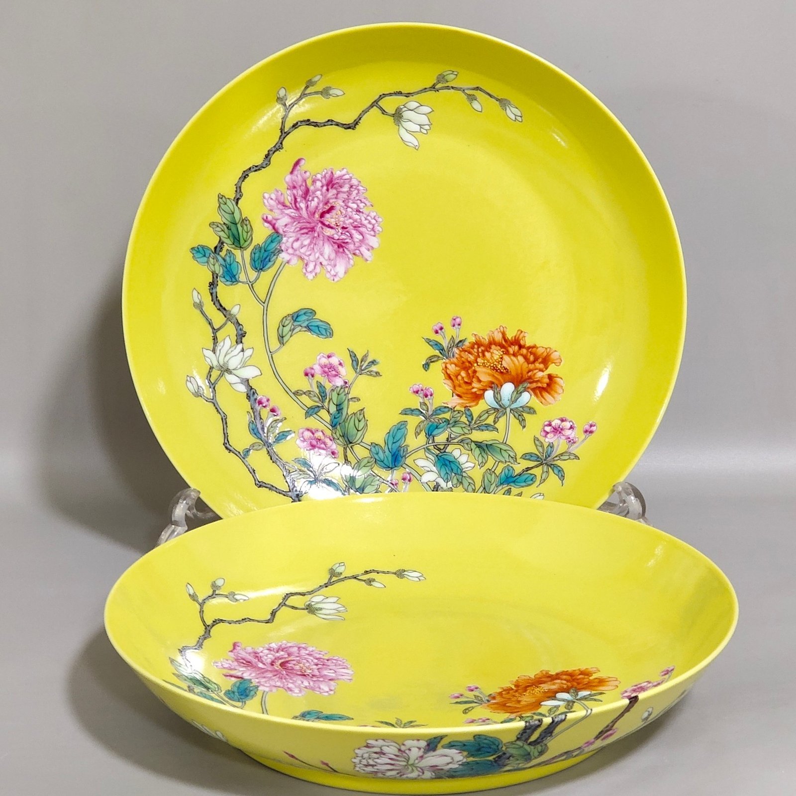 Qing Dynasty Yongzheng Lemon yellow glazed peony flower tray