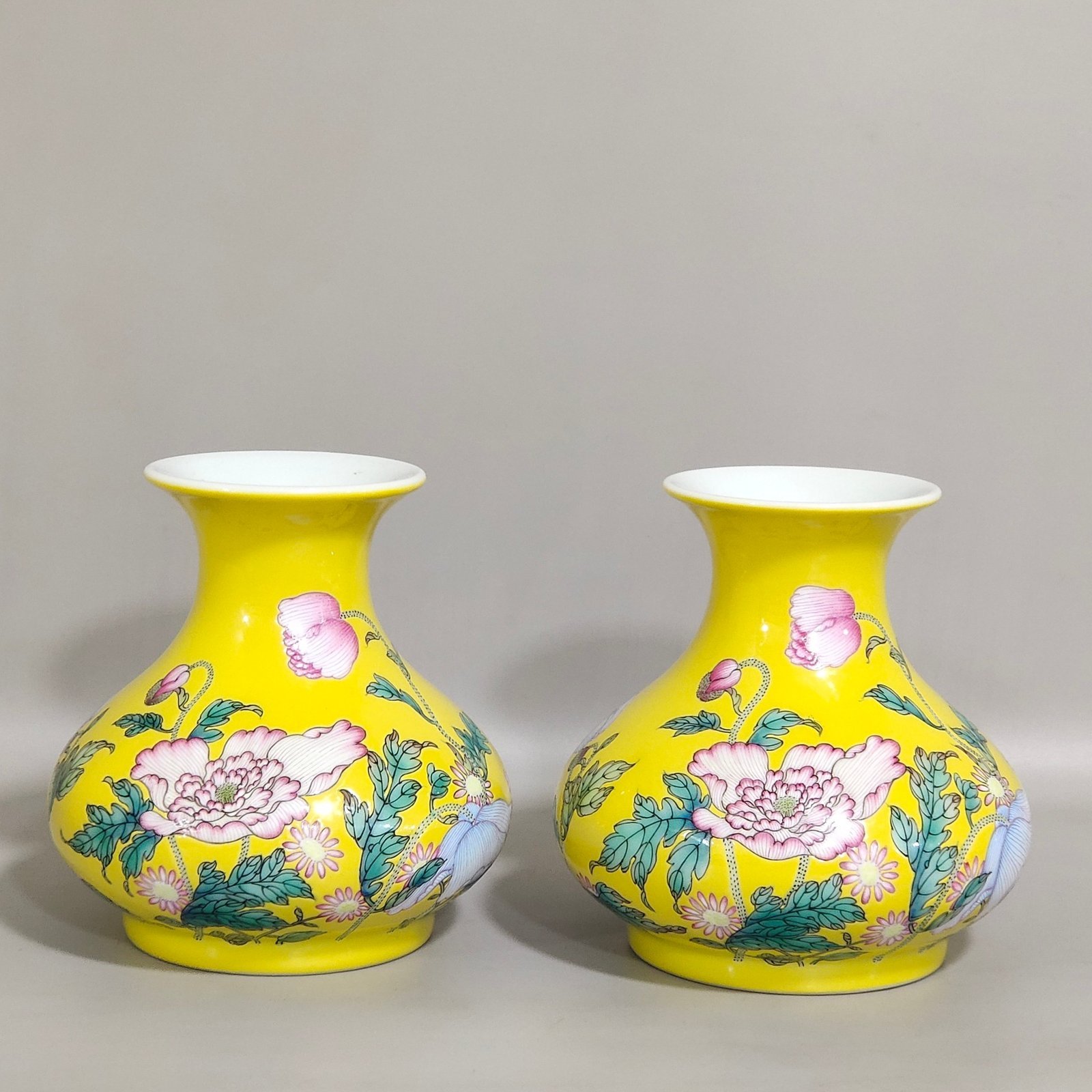 Qing Dynasty Yongzheng lemon yellow glaze flower flat belly vase