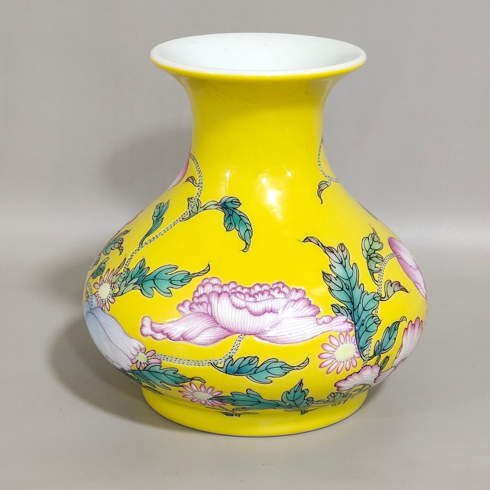 Qing Dynasty Yongzheng lemon yellow glaze flower flat belly vase