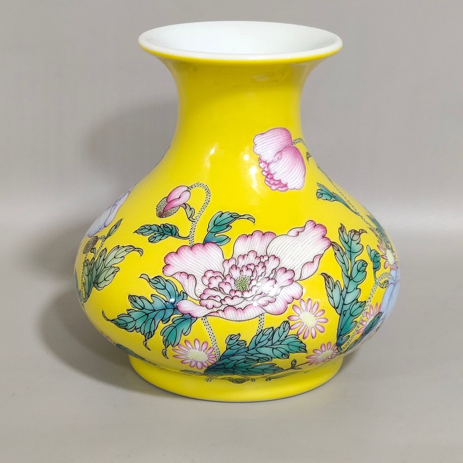 Qing Dynasty Yongzheng lemon yellow glaze flower flat belly vase