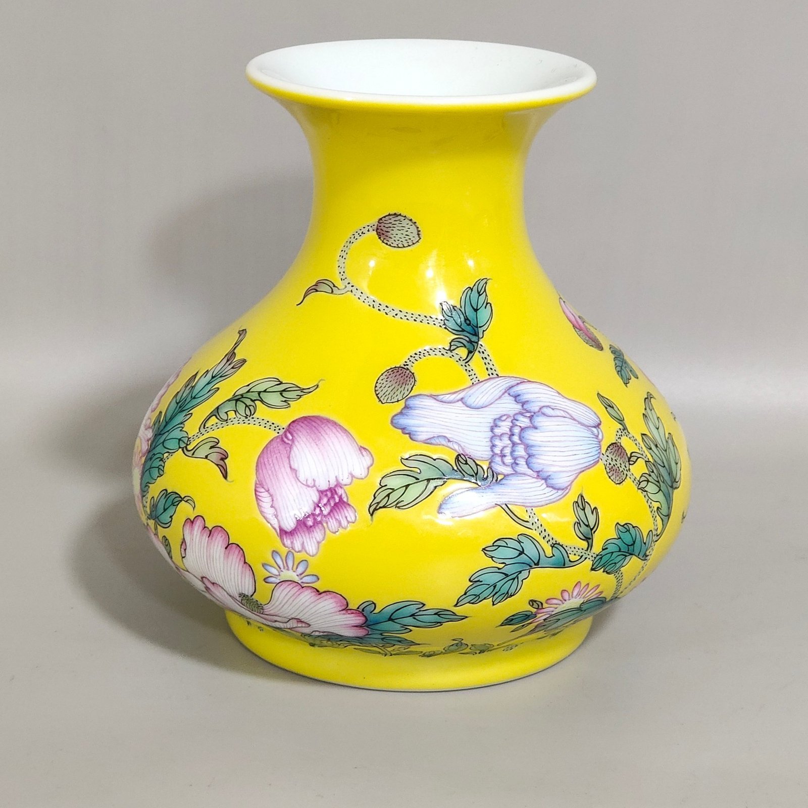 Qing Dynasty Yongzheng lemon yellow glaze flower flat belly vase