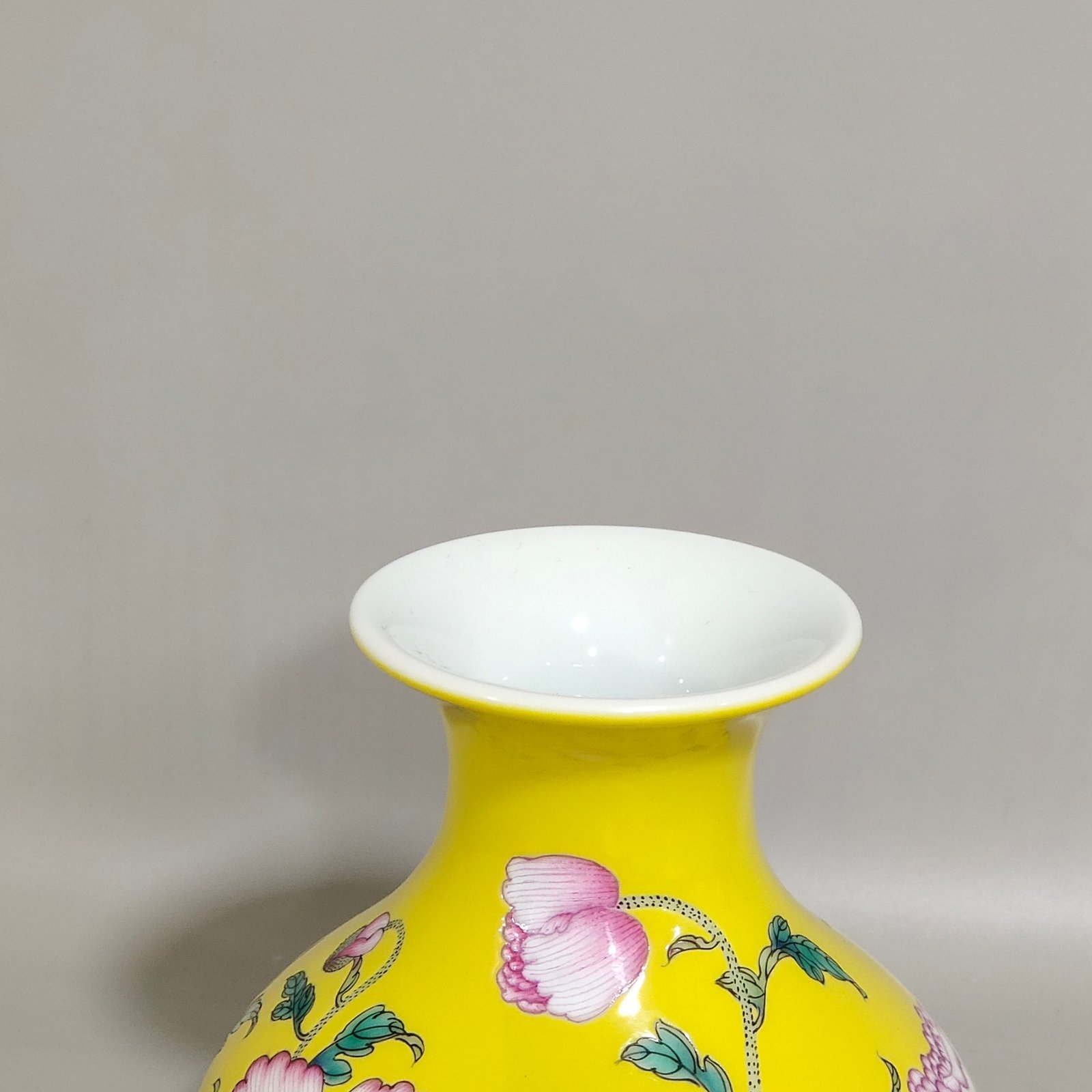 Qing Dynasty Yongzheng lemon yellow glaze flower flat belly vase