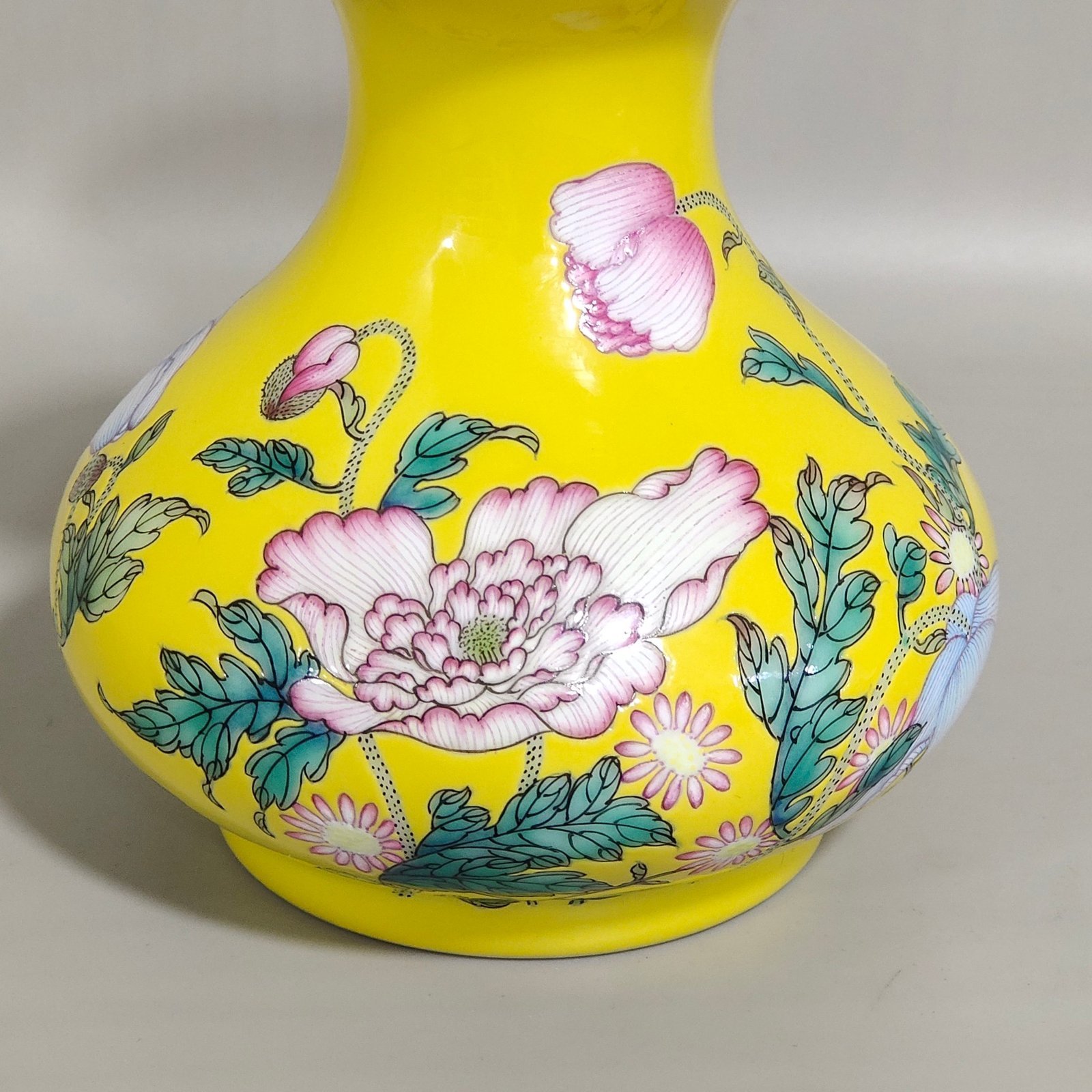 Qing Dynasty Yongzheng lemon yellow glaze flower flat belly vase