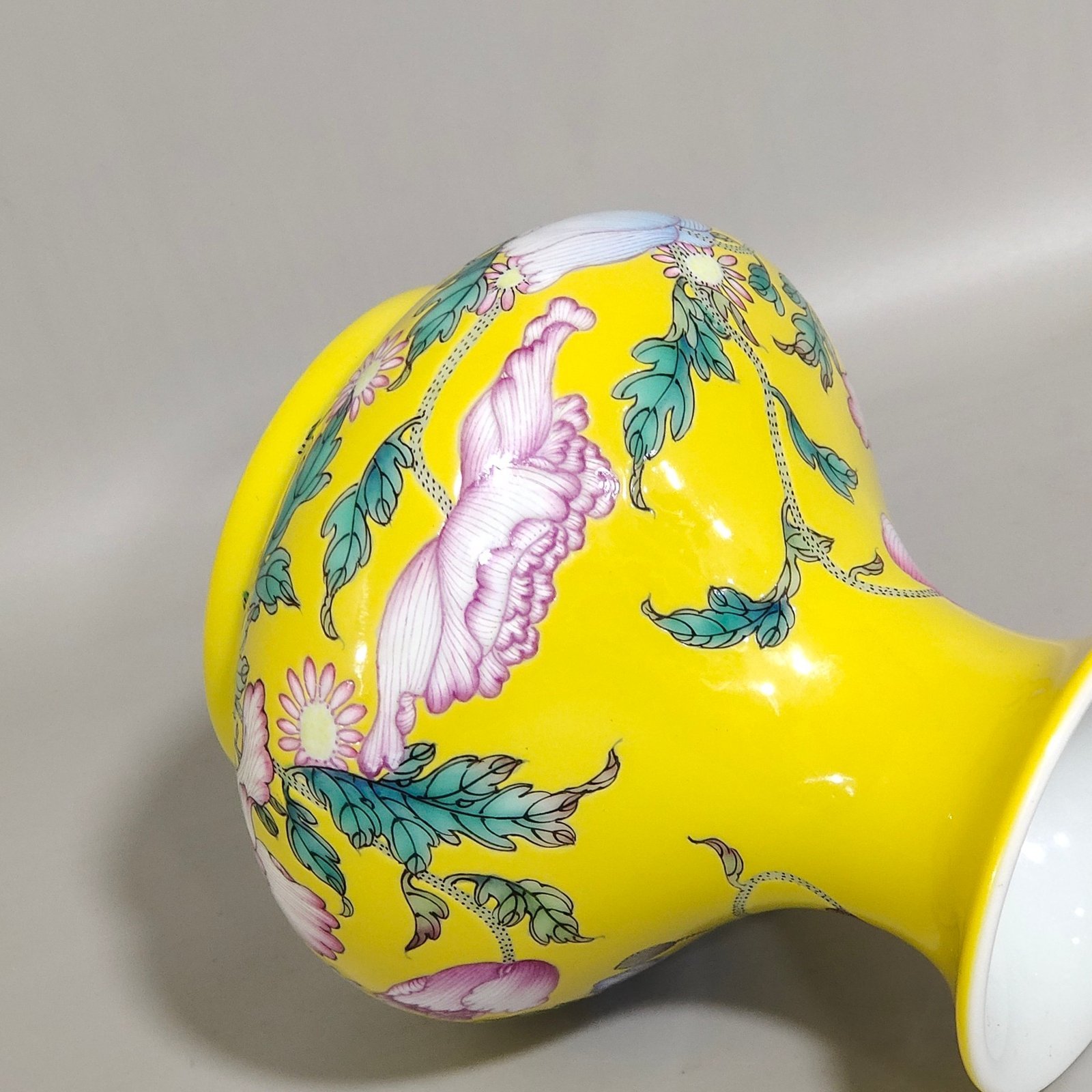 Qing Dynasty Yongzheng lemon yellow glaze flower flat belly vase
