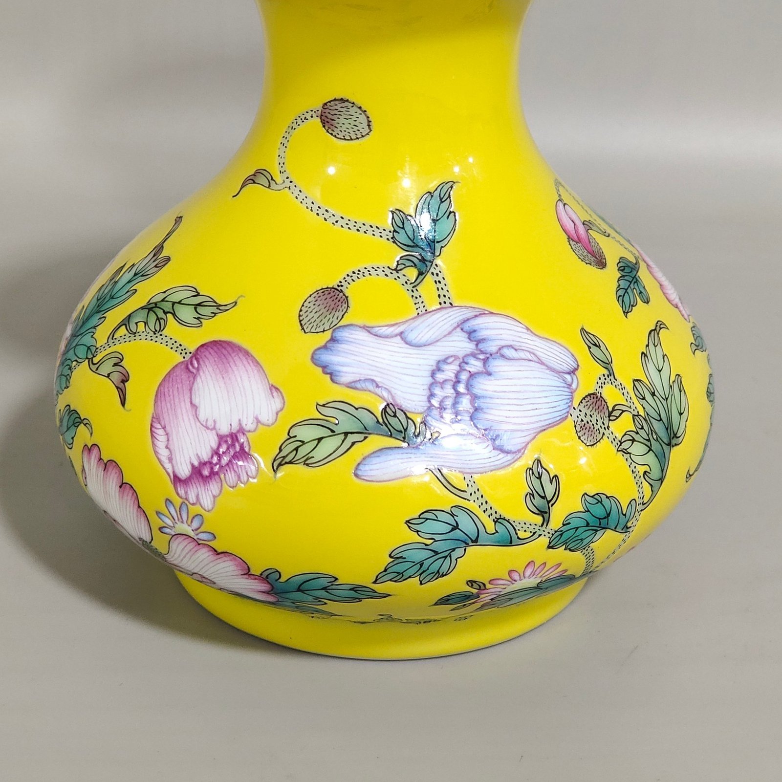 Qing Dynasty Yongzheng lemon yellow glaze flower flat belly vase