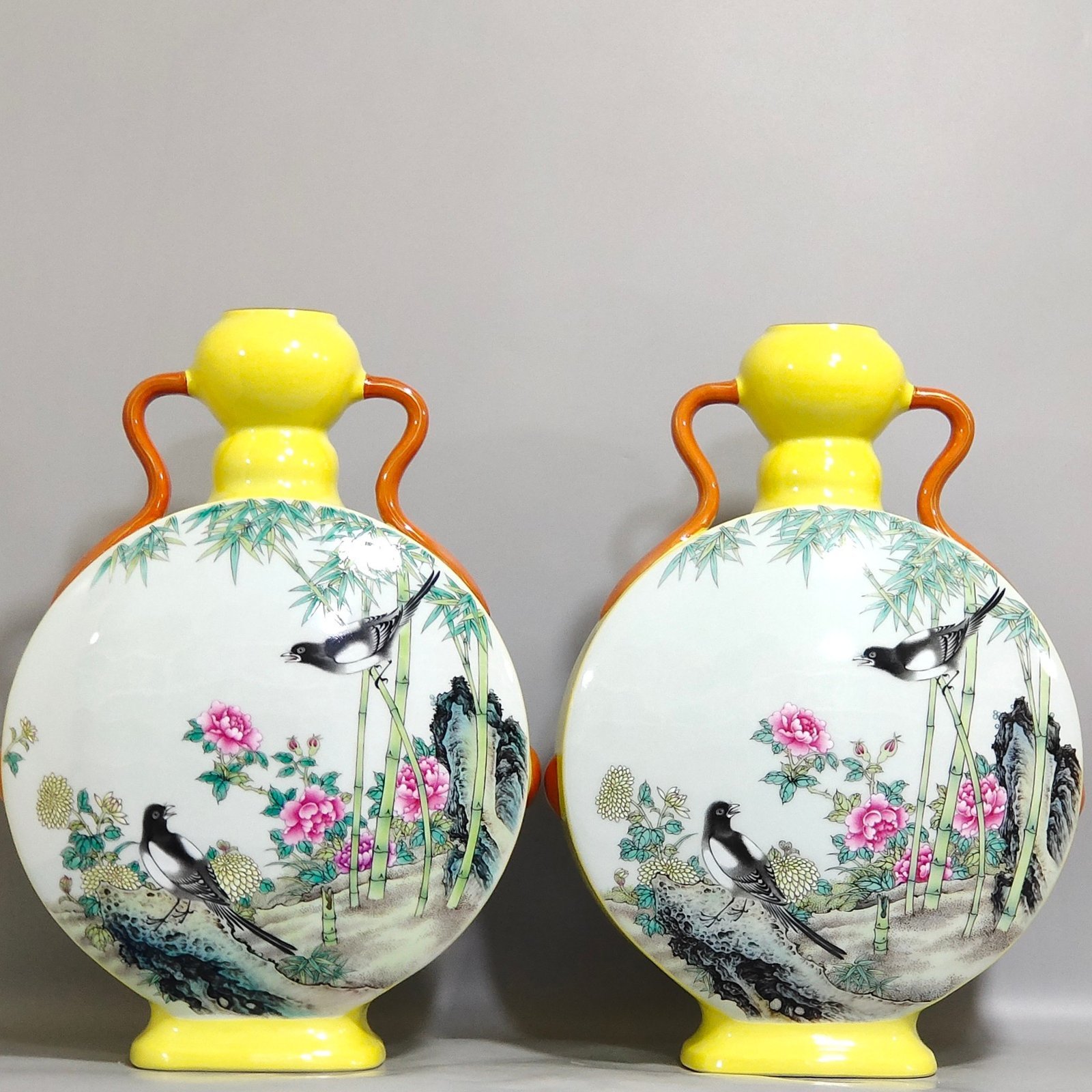 Qing Dynasty Yongzheng lemon yellow glaze flower and bird holding the moon vase