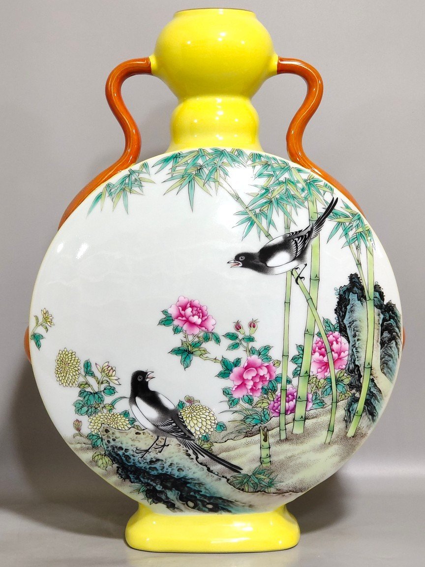 Qing Dynasty Yongzheng lemon yellow glaze flower and bird holding the moon vase