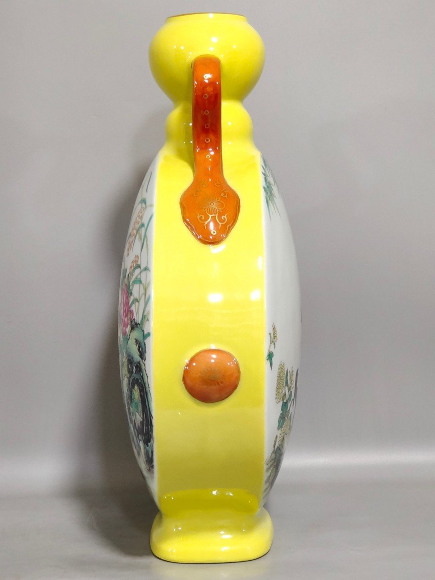 Qing Dynasty Yongzheng lemon yellow glaze flower and bird holding the moon vase
