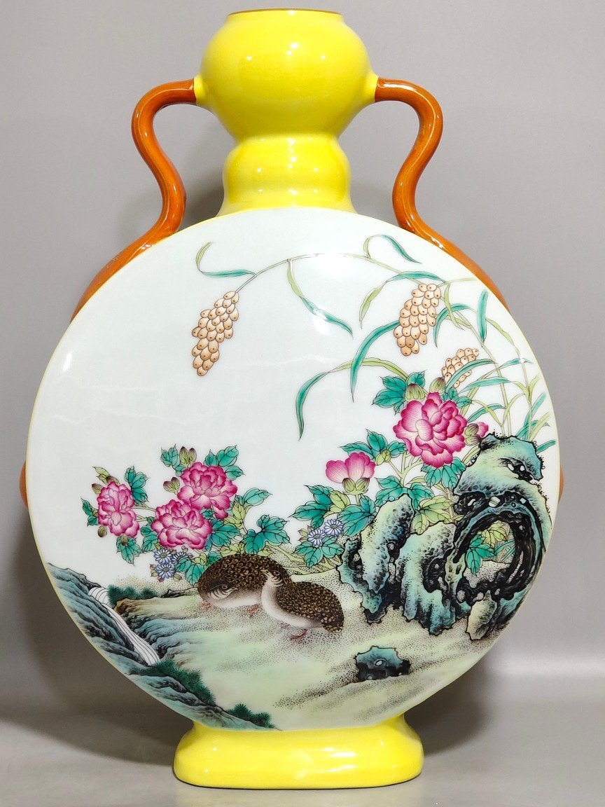 Qing Dynasty Yongzheng lemon yellow glaze flower and bird holding the moon vase