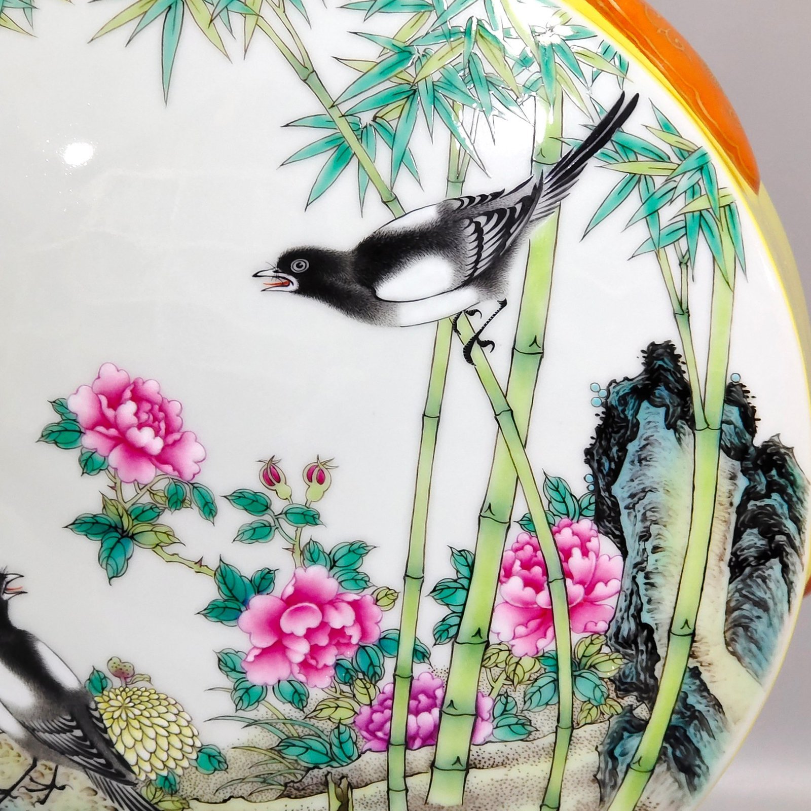 Qing Dynasty Yongzheng lemon yellow glaze flower and bird holding the moon vase