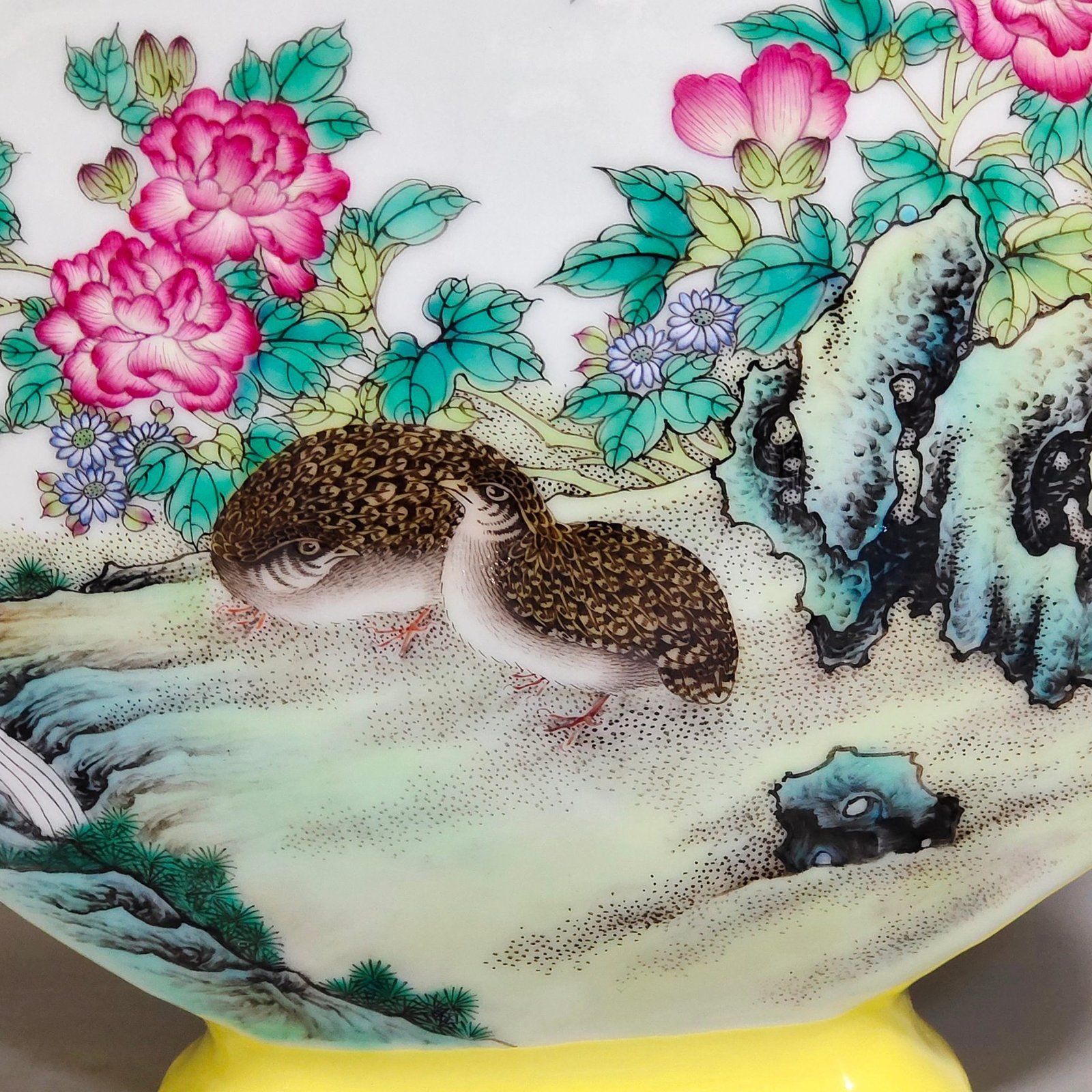 Qing Dynasty Yongzheng lemon yellow glaze flower and bird holding the moon vase