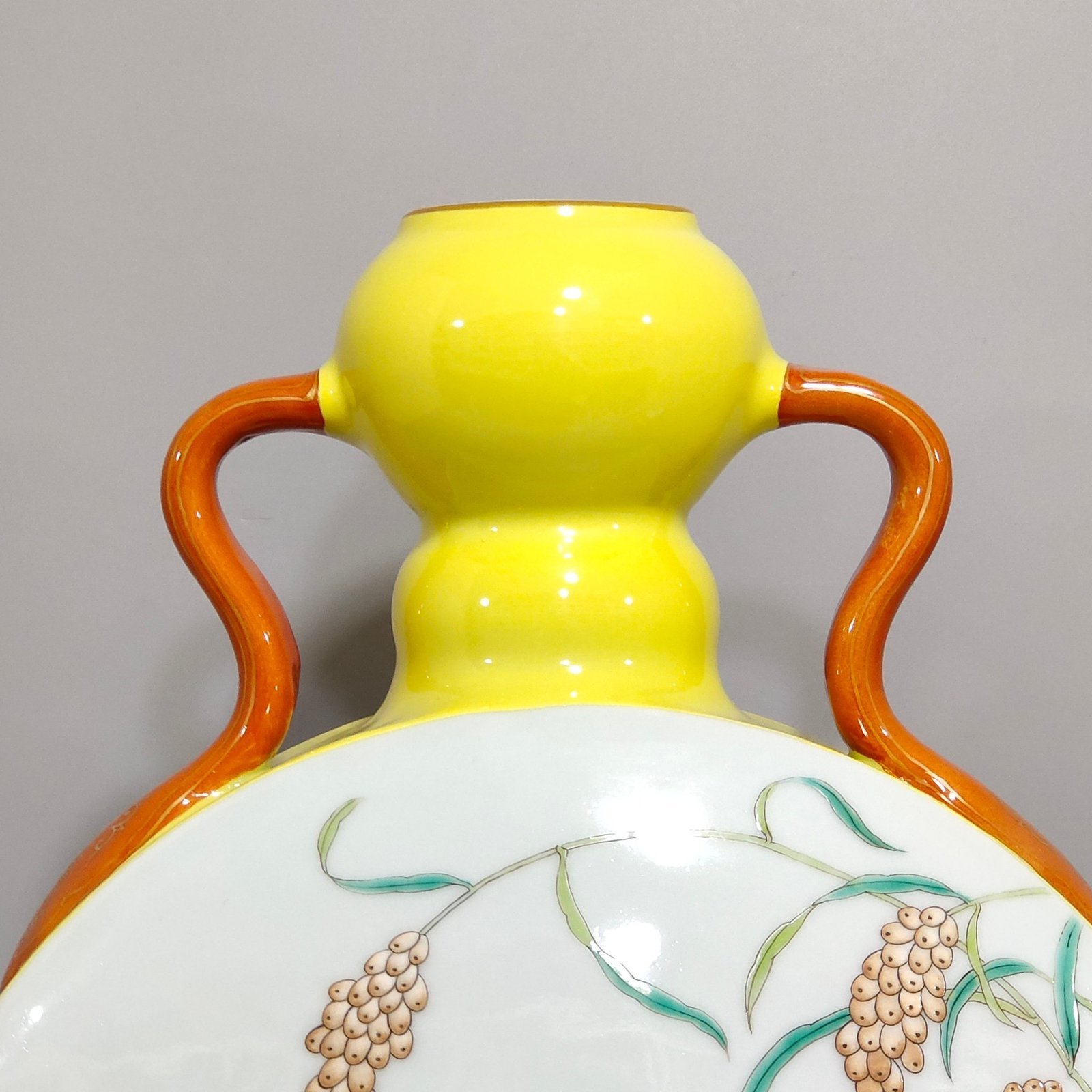 Qing Dynasty Yongzheng lemon yellow glaze flower and bird holding the moon vase