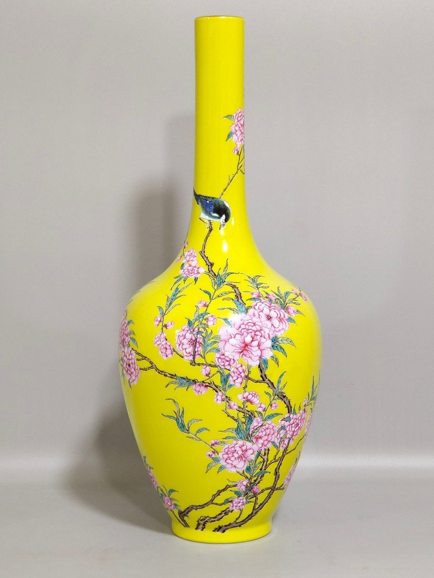 Qing Dynasty Yongzheng lemon yellow glaze flower and bird flask