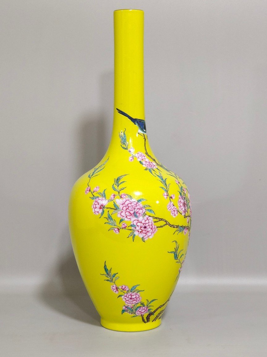 Qing Dynasty Yongzheng lemon yellow glaze flower and bird flask