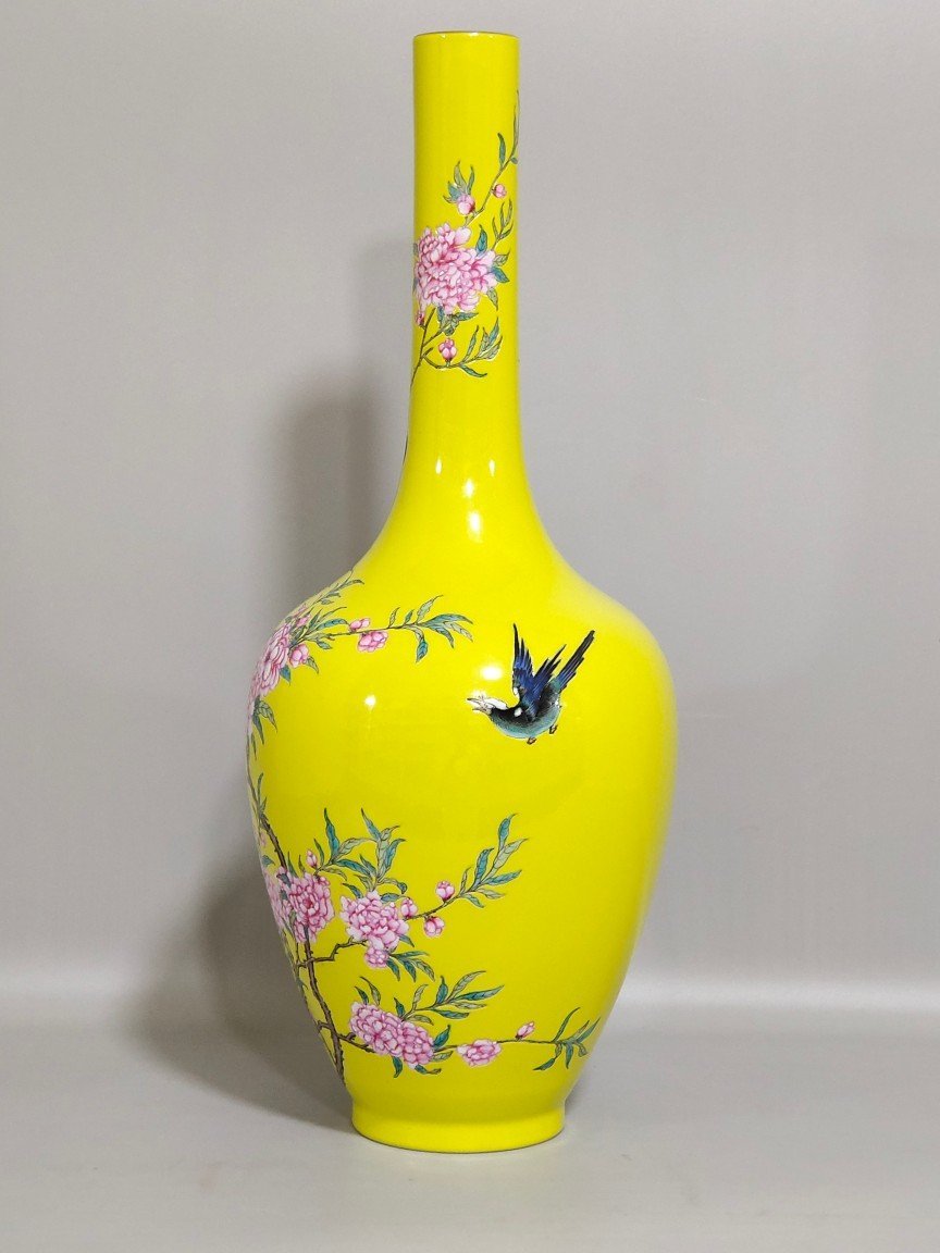 Qing Dynasty Yongzheng lemon yellow glaze flower and bird flask