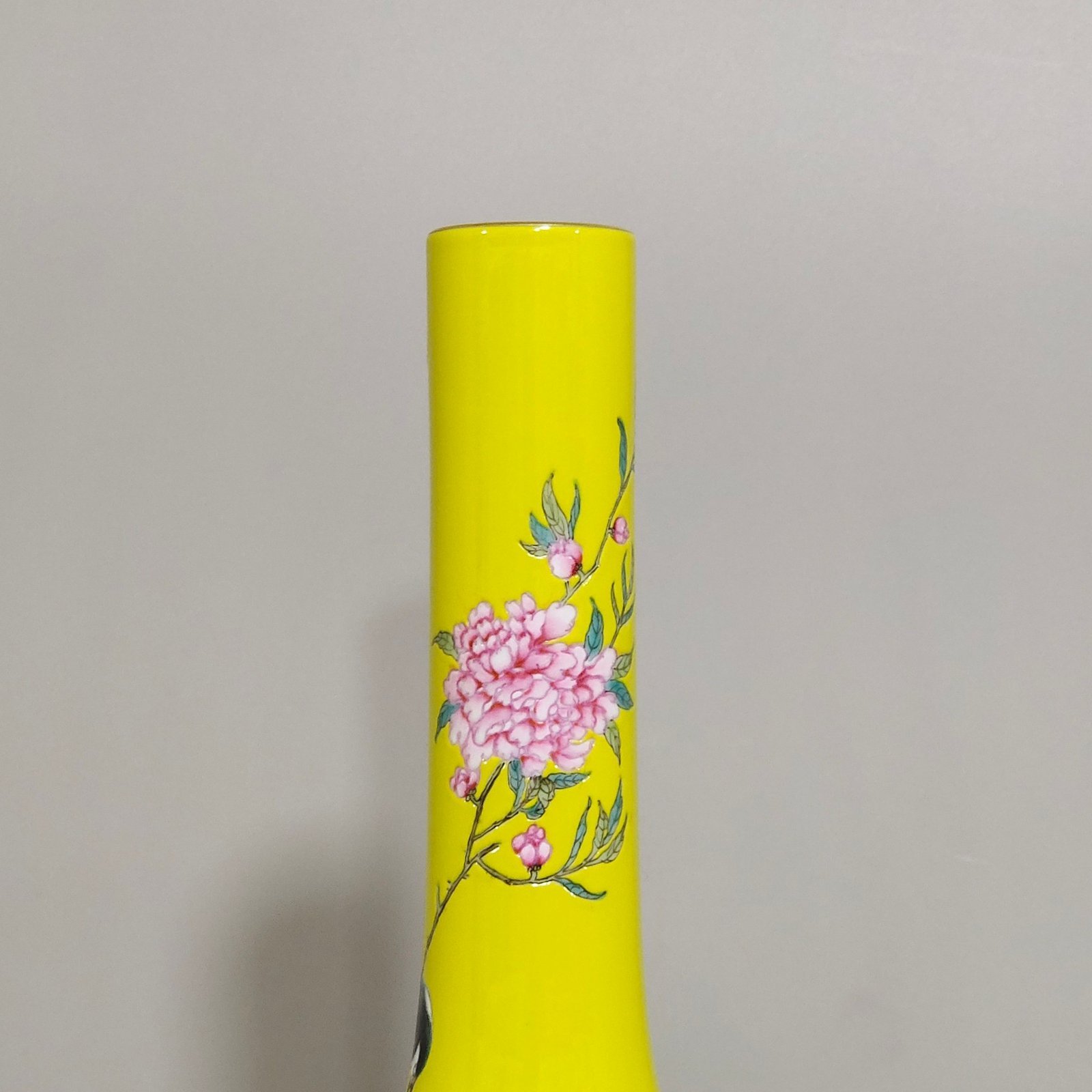 Qing Dynasty Yongzheng lemon yellow glaze flower and bird flask