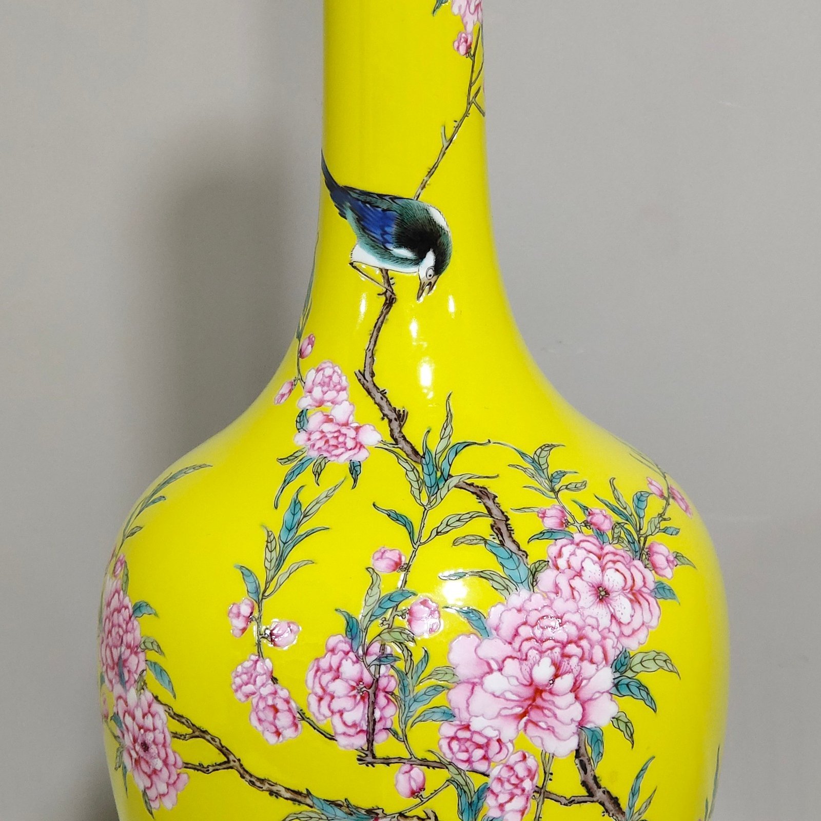 Qing Dynasty Yongzheng lemon yellow glaze flower and bird flask