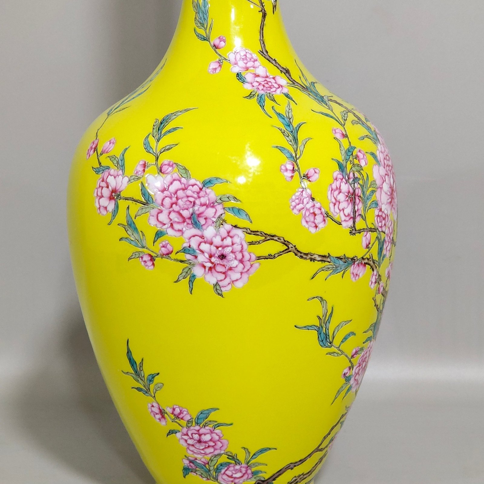 Qing Dynasty Yongzheng lemon yellow glaze flower and bird flask