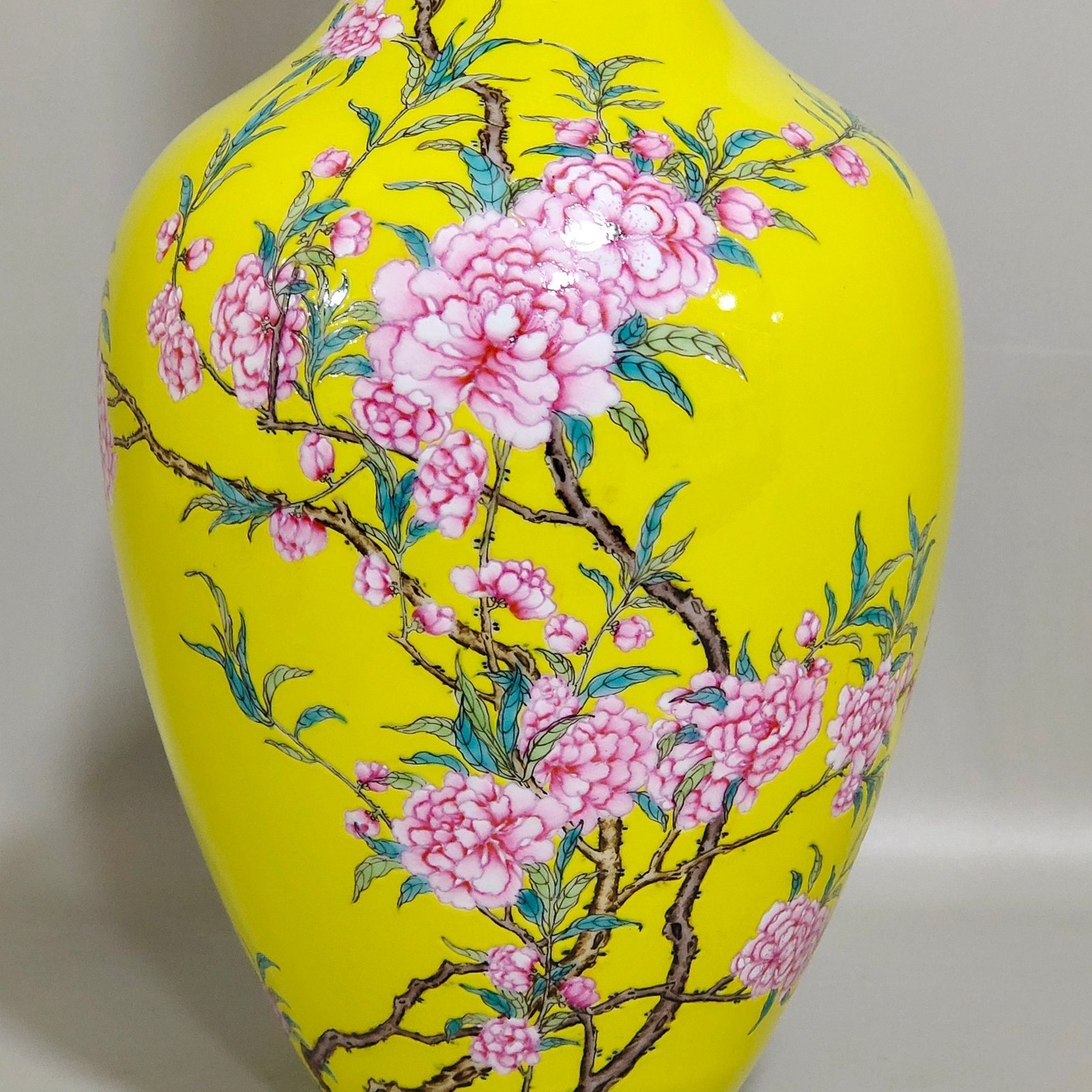 Qing Dynasty Yongzheng lemon yellow glaze flower and bird flask