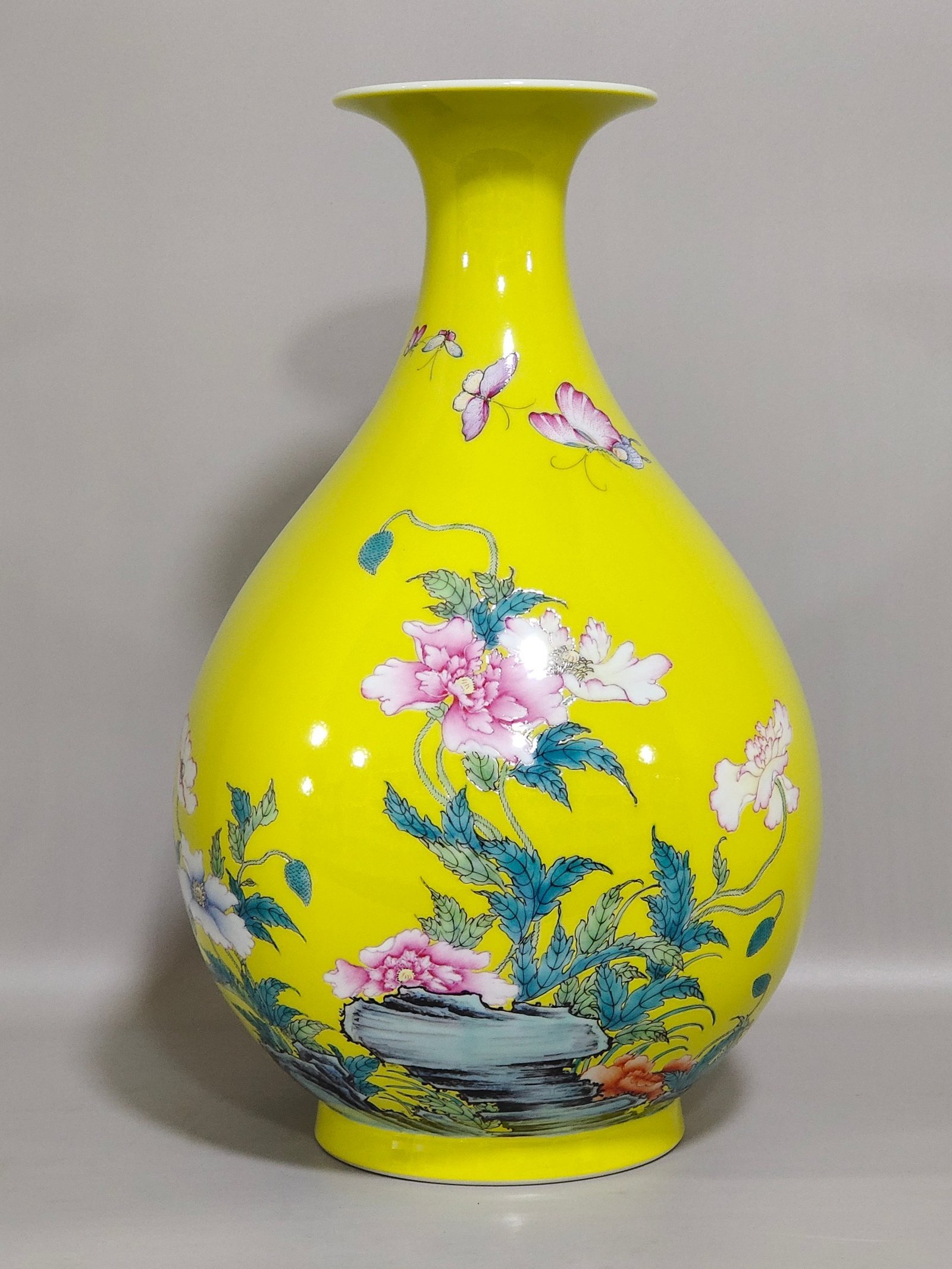 Qing Dynasty Yongzheng lemon yellow glaze poppy jade pot spring vase