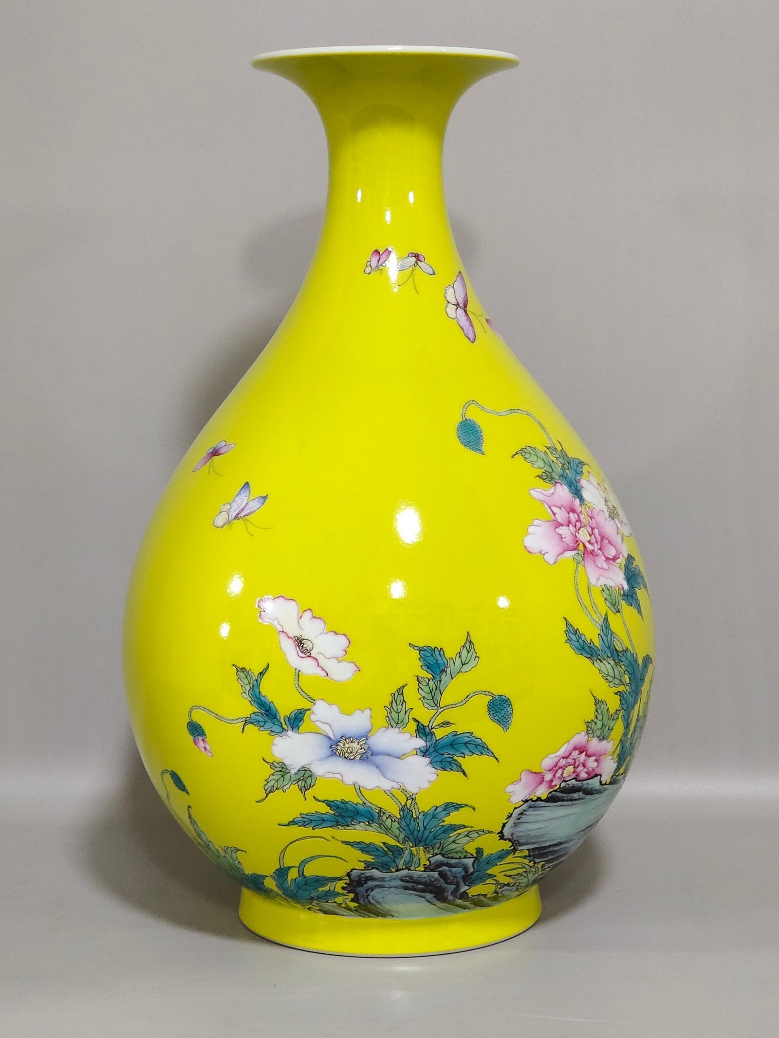 Qing Dynasty Yongzheng lemon yellow glaze poppy jade pot spring vase