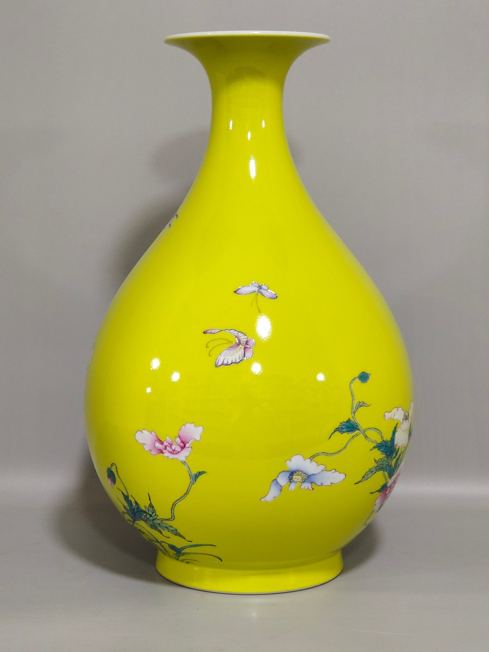 Qing Dynasty Yongzheng lemon yellow glaze poppy jade pot spring vase