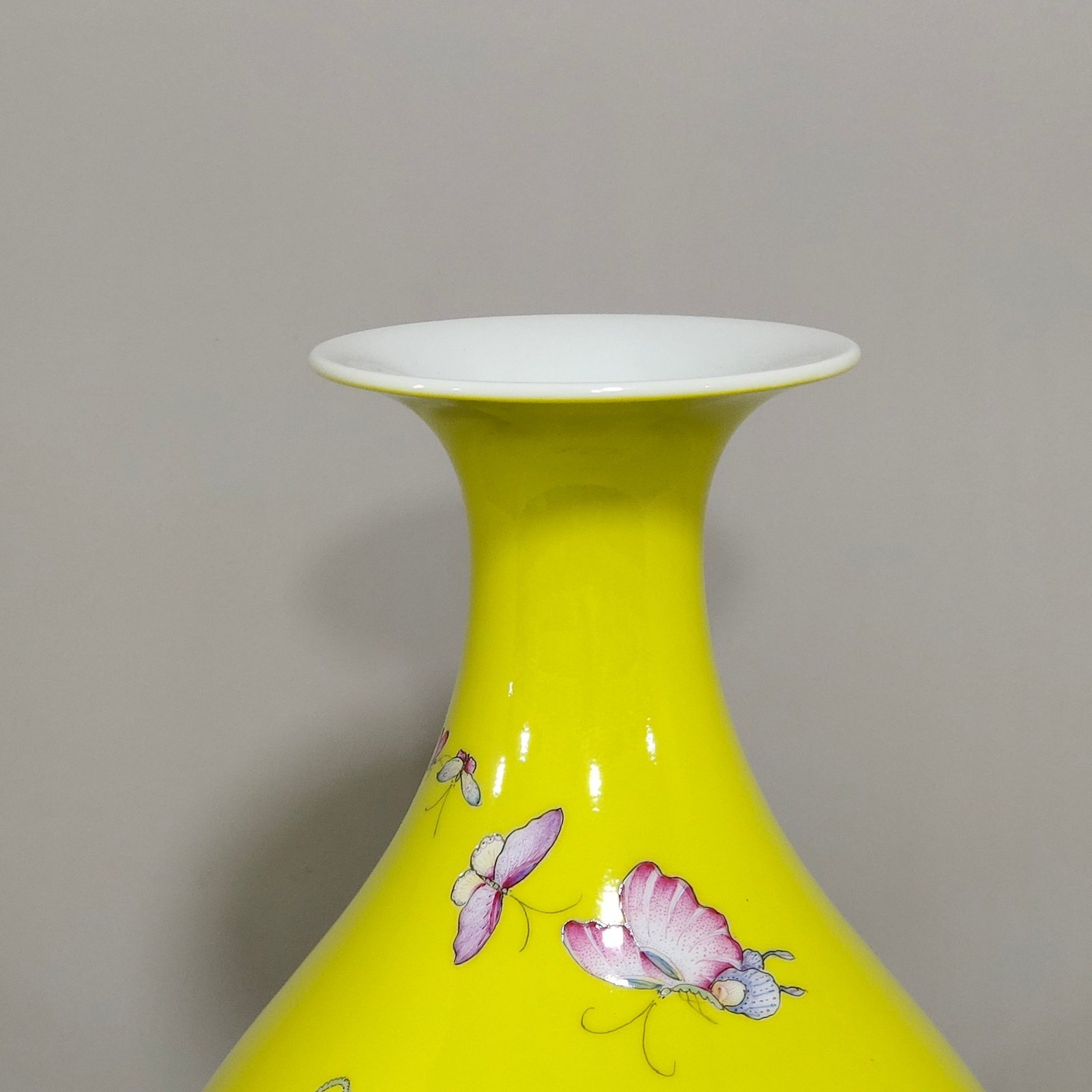 Qing Dynasty Yongzheng lemon yellow glaze poppy jade pot spring vase