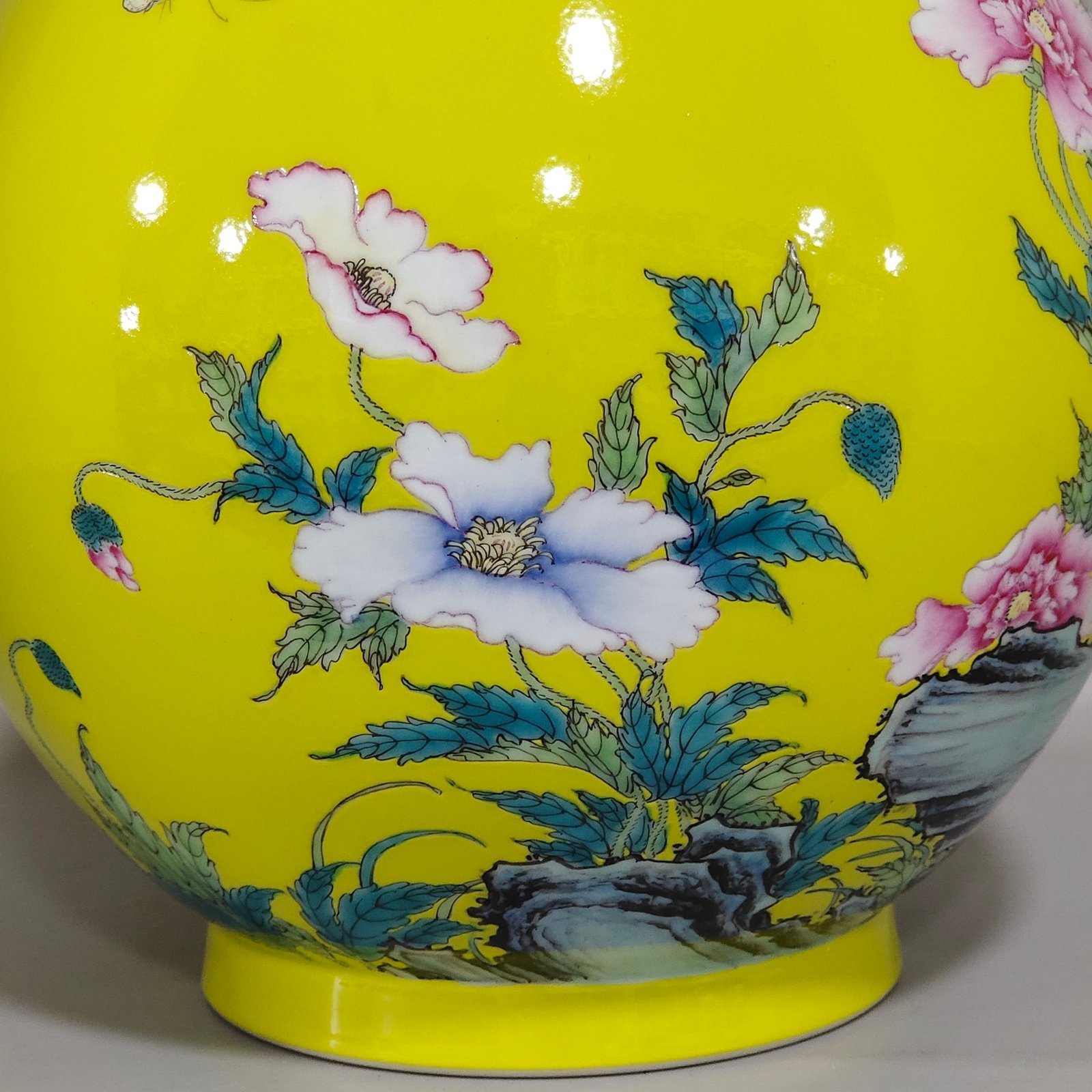 Qing Dynasty Yongzheng lemon yellow glaze poppy jade pot spring vase
