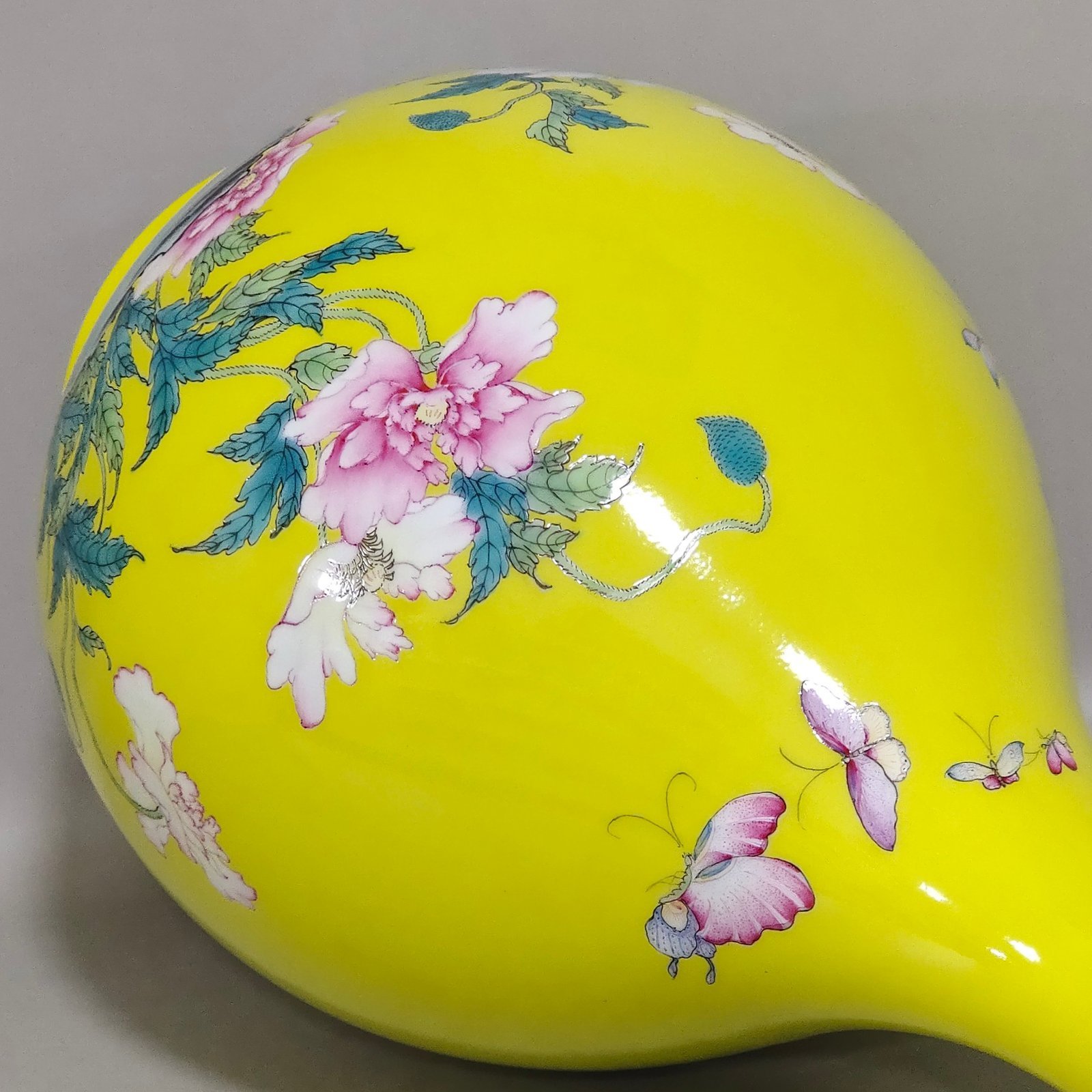 Qing Dynasty Yongzheng lemon yellow glaze poppy jade pot spring vase