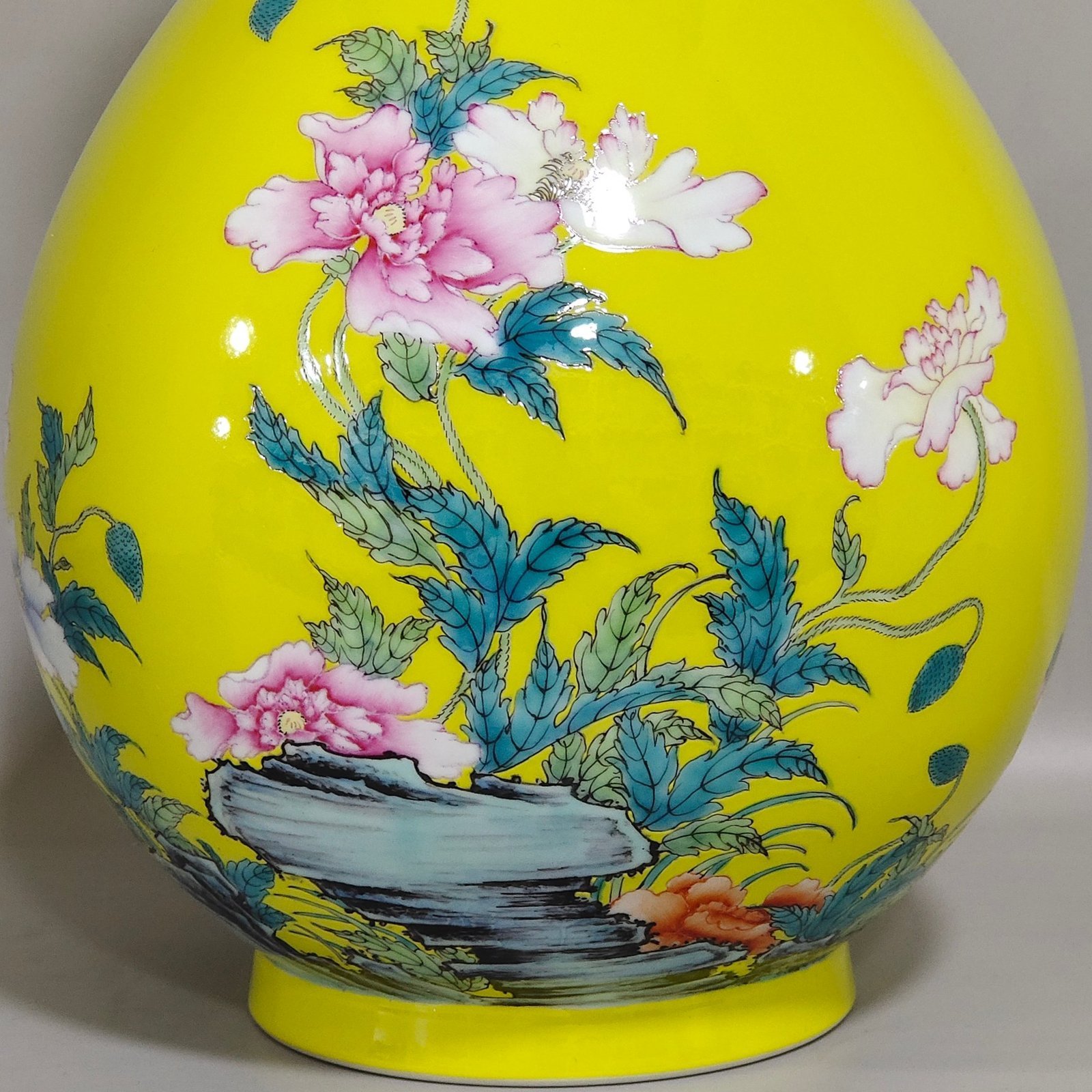Qing Dynasty Yongzheng lemon yellow glaze poppy jade pot spring vase