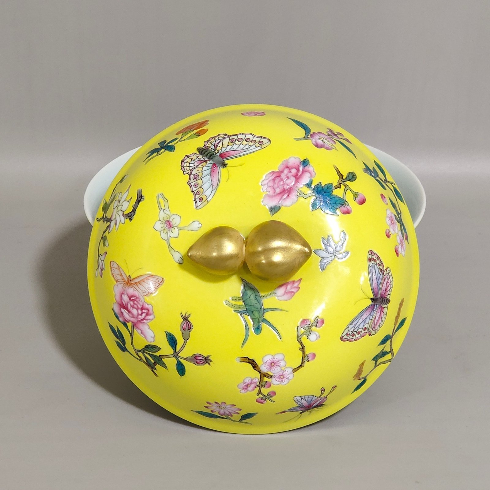 Qing Dynasty Yongzheng lemon yellow glaze butterfly flower covered bowl