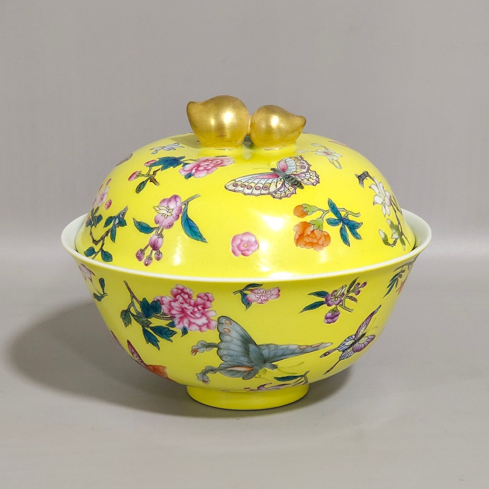 Qing Dynasty Yongzheng lemon yellow glaze butterfly flower covered bowl