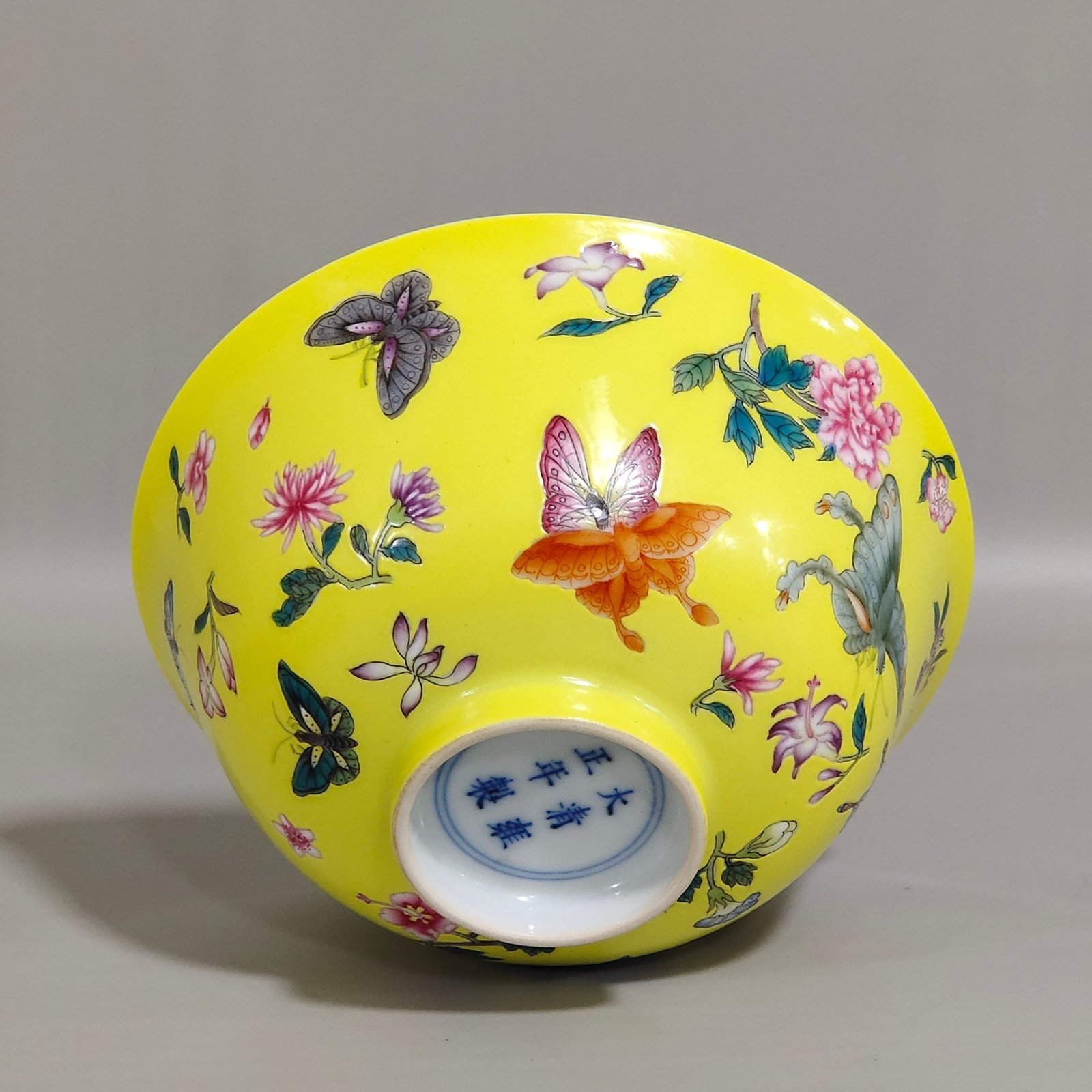 Qing Dynasty Yongzheng lemon yellow glaze butterfly flower covered bowl