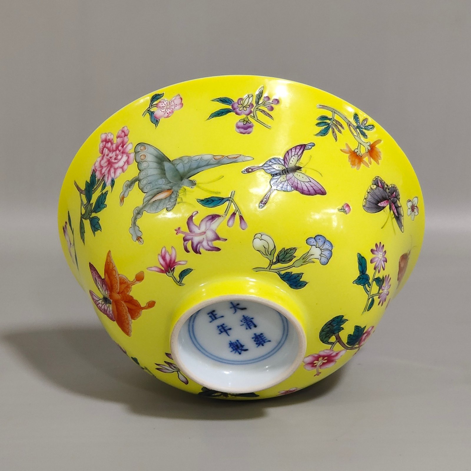 Qing Dynasty Yongzheng lemon yellow glaze butterfly flower covered bowl