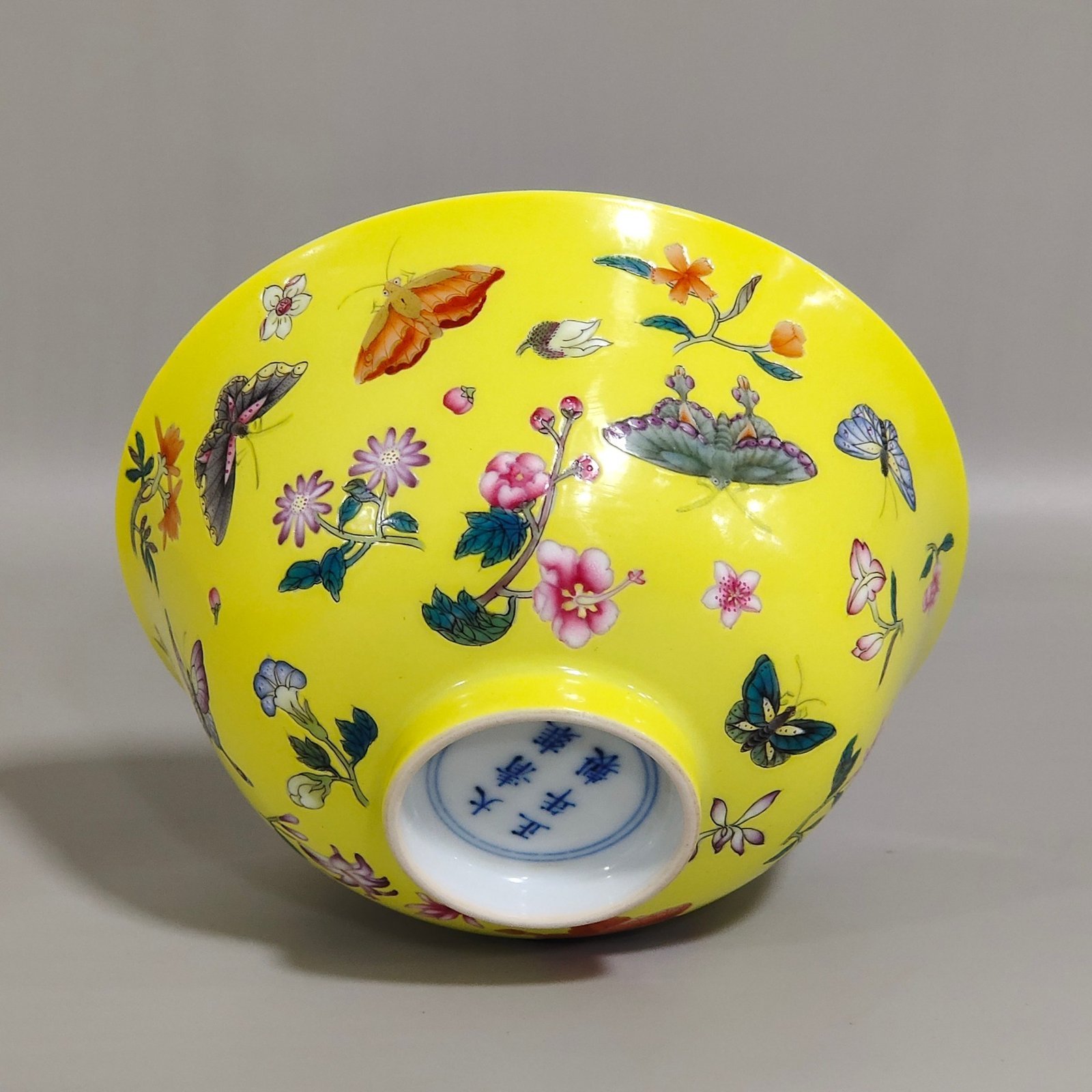 Qing Dynasty Yongzheng lemon yellow glaze butterfly flower covered bowl