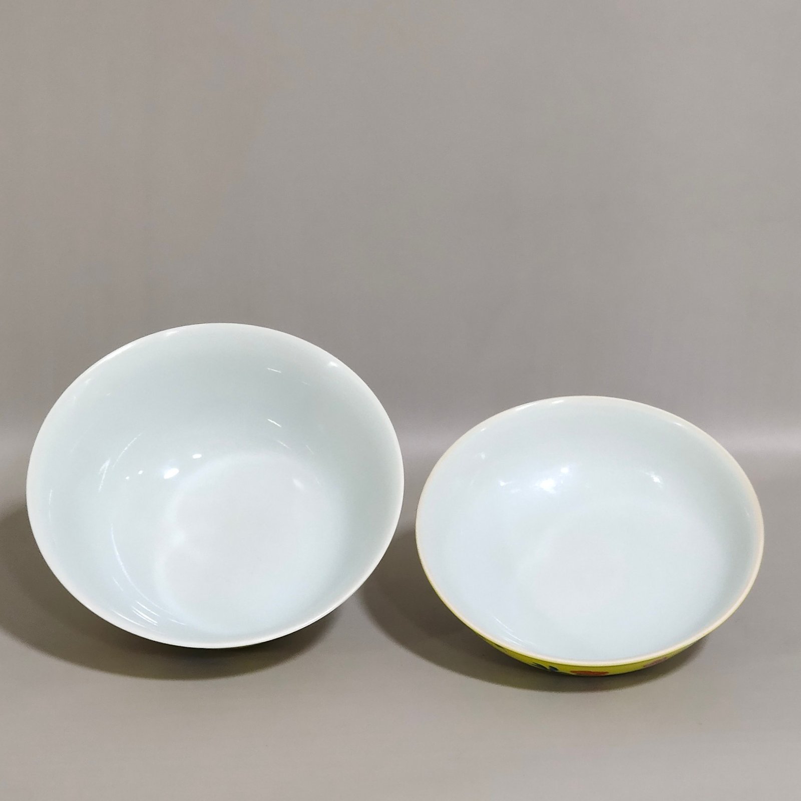 Qing Dynasty Yongzheng lemon yellow glaze butterfly flower covered bowl