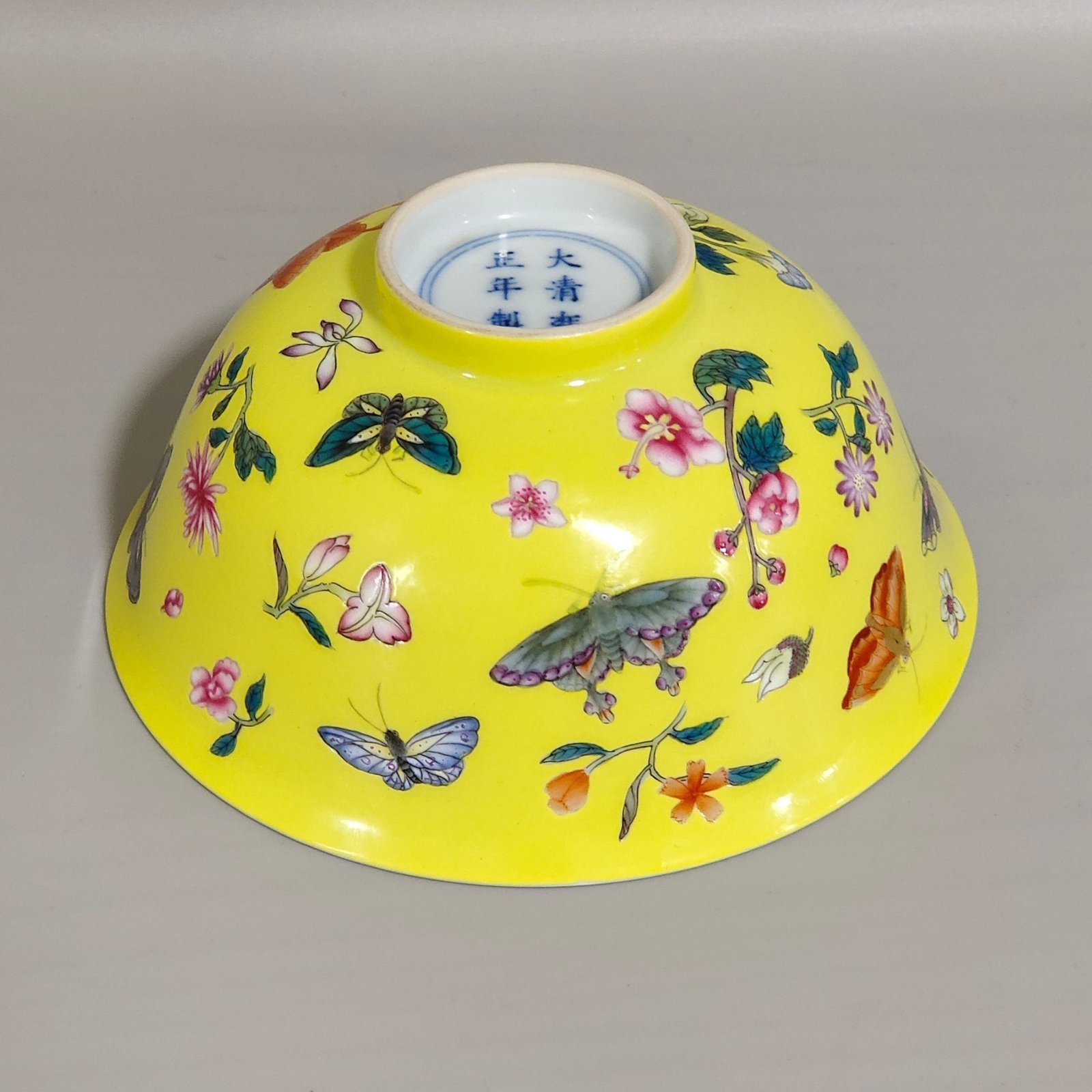 Qing Dynasty Yongzheng lemon yellow glaze butterfly flower covered bowl